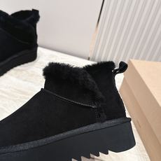 厚底 UGG 26s 秋冬新款系列—— 极简设计羊毛里雪地靴 像一只被剪去所有装饰的旧毛绒玩具——圆头钝拙如被反复揉捏过 厚底 UGG 26s 秋冬新款系列—— 极简设计羊毛里雪地靴 像一只被剪去所有装饰的旧毛绒玩具——圆头钝拙如被反复揉捏过