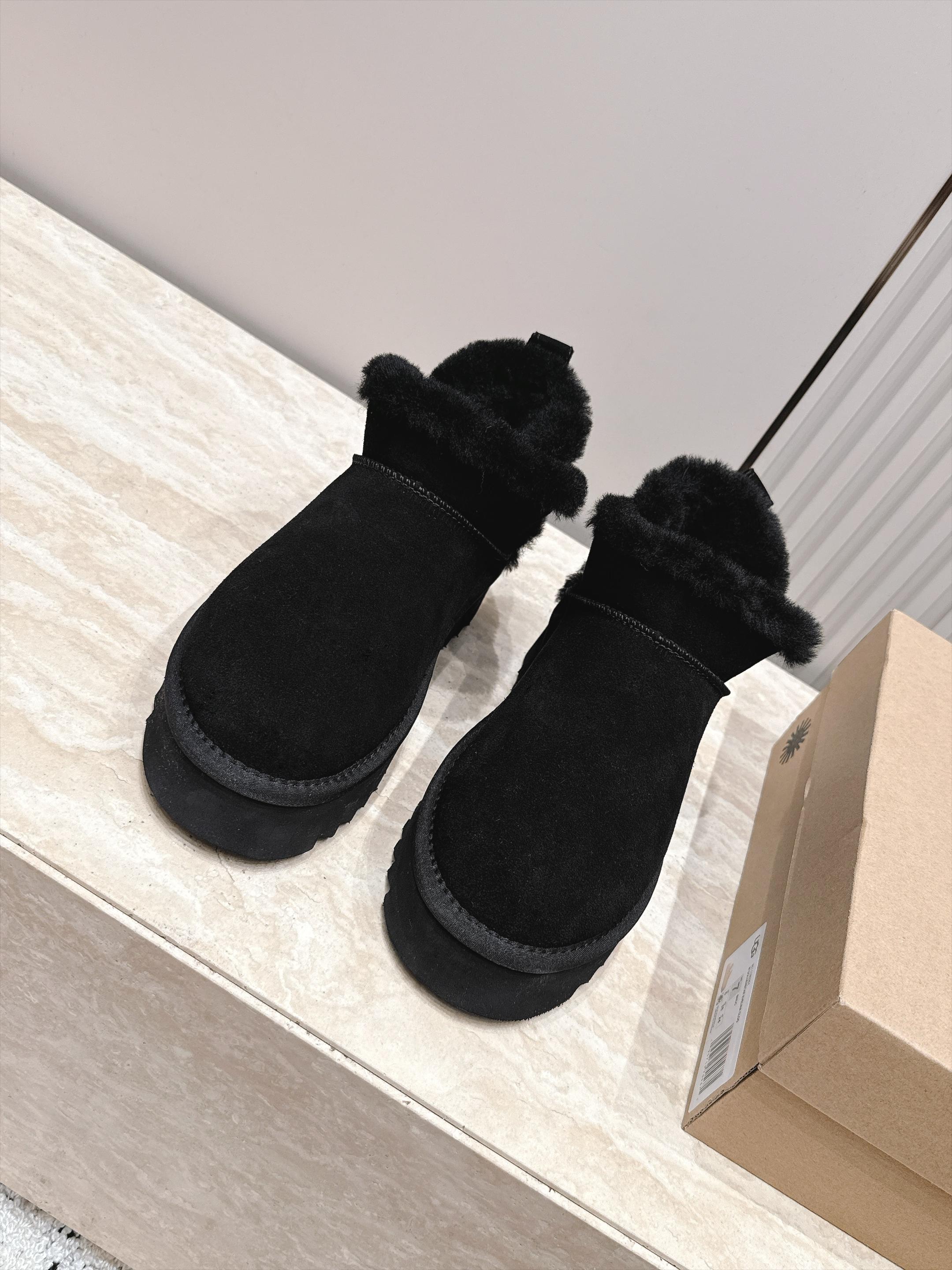 厚底 UGG 26s 秋冬新款系列—— 极简设计羊毛里雪地靴 像一只被剪去所有装饰的旧毛绒玩具——圆头钝拙如被反复揉捏过 厚底 UGG 26s 秋冬新款系列—— 极简设计羊毛里雪地靴 像一只被剪去所有装饰的旧毛绒玩具——圆头钝拙如被反复揉捏过