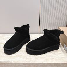 厚底 UGG 26s 秋冬新款系列—— 极简设计羊毛里雪地靴 像一只被剪去所有装饰的旧毛绒玩具——圆头钝拙如被反复揉捏过 厚底 UGG 26s 秋冬新款系列—— 极简设计羊毛里雪地靴 像一只被剪去所有装饰的旧毛绒玩具——圆头钝拙如被反复揉捏过