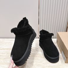 厚底 UGG 26s 秋冬新款系列—— 极简设计羊毛里雪地靴 像一只被剪去所有装饰的旧毛绒玩具——圆头钝拙如被反复揉捏过 厚底 UGG 26s 秋冬新款系列—— 极简设计羊毛里雪地靴 像一只被剪去所有装饰的旧毛绒玩具——圆头钝拙如被反复揉捏过