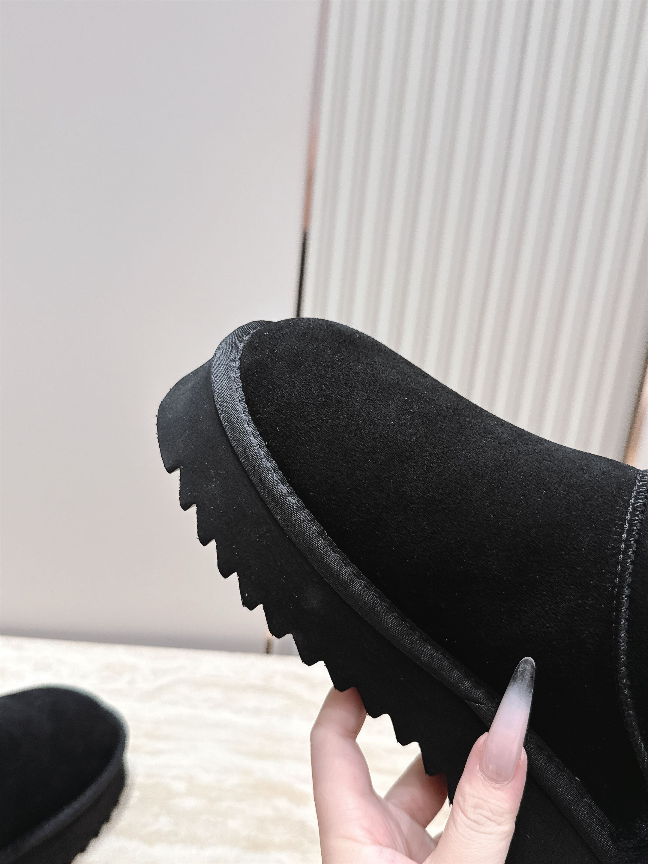 厚底 UGG 26s 秋冬新款系列—— 极简设计羊毛里雪地靴 像一只被剪去所有装饰的旧毛绒玩具——圆头钝拙如被反复揉捏过 厚底 UGG 26s 秋冬新款系列—— 极简设计羊毛里雪地靴 像一只被剪去所有装饰的旧毛绒玩具——圆头钝拙如被反复揉捏过