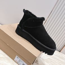 厚底 UGG 26s 秋冬新款系列—— 极简设计羊毛里雪地靴 像一只被剪去所有装饰的旧毛绒玩具——圆头钝拙如被反复揉捏过 厚底 UGG 26s 秋冬新款系列—— 极简设计羊毛里雪地靴 像一只被剪去所有装饰的旧毛绒玩具——圆头钝拙如被反复揉捏过