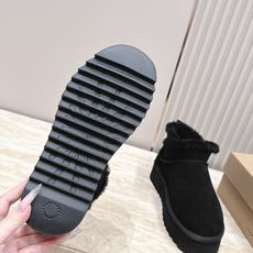 厚底 UGG 26s 秋冬新款系列—— 极简设计羊毛里雪地靴 像一只被剪去所有装饰的旧毛绒玩具——圆头钝拙如被反复揉捏过 厚底 UGG 26s 秋冬新款系列—— 极简设计羊毛里雪地靴 像一只被剪去所有装饰的旧毛绒玩具——圆头钝拙如被反复揉捏过
