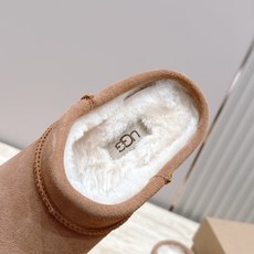 拖鞋款 短靴款 UGG26s 秋冬新款 极简设计圆头厚底雪地靴 像一块被厚雪覆盖的圆石——鞋身圆钝饱满,没有任何棱角 拖鞋款 短靴款 UGG26s 秋冬新款 极简设计圆头厚底雪地靴 像一块被厚雪覆盖的圆石——鞋身圆钝饱满,没有任何棱角