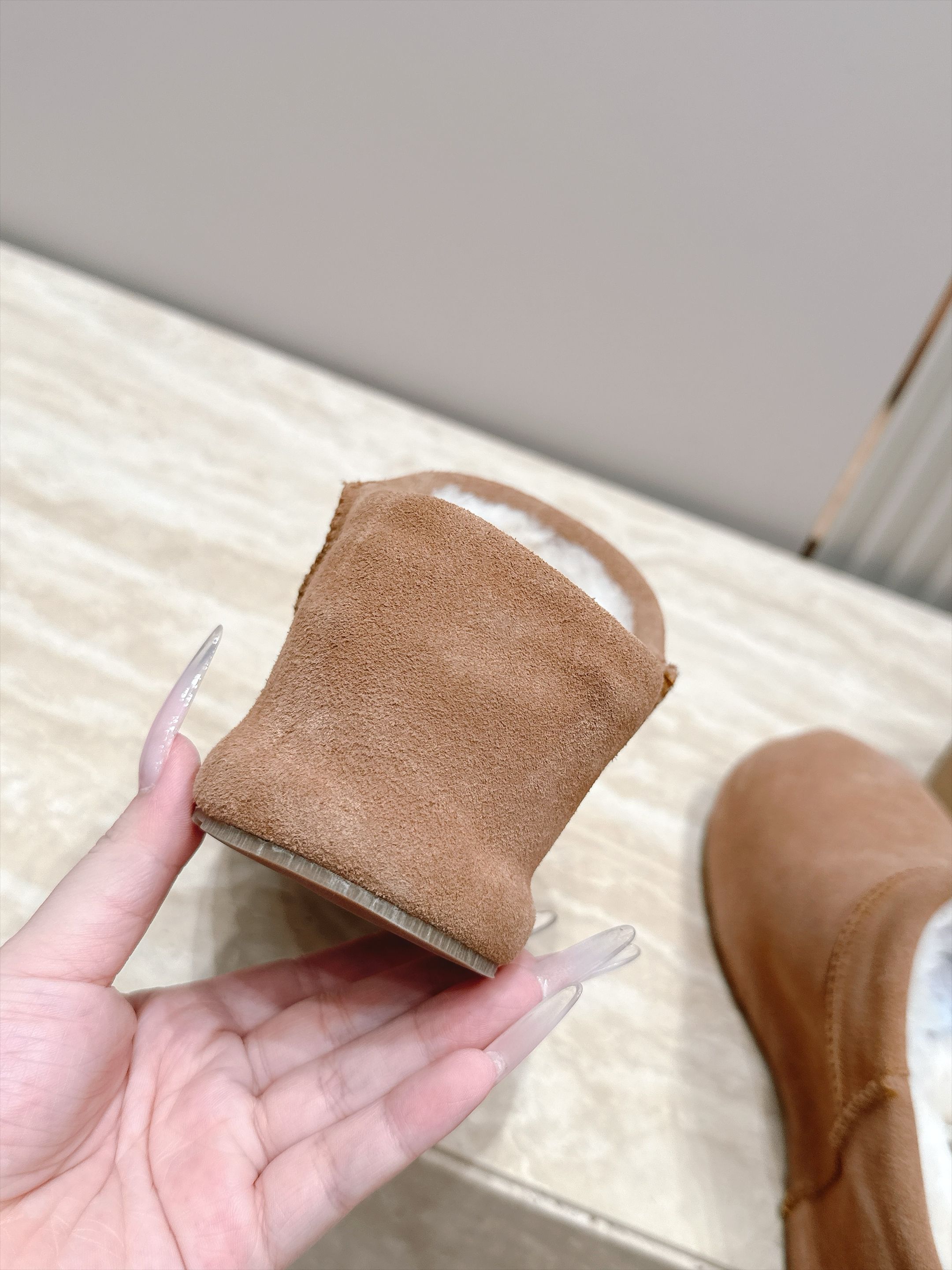 拖鞋款 短靴款 UGG26s 秋冬新款 极简设计圆头厚底雪地靴 像一块被厚雪覆盖的圆石——鞋身圆钝饱满,没有任何棱角 拖鞋款 短靴款 UGG26s 秋冬新款 极简设计圆头厚底雪地靴 像一块被厚雪覆盖的圆石——鞋身圆钝饱满,没有任何棱角