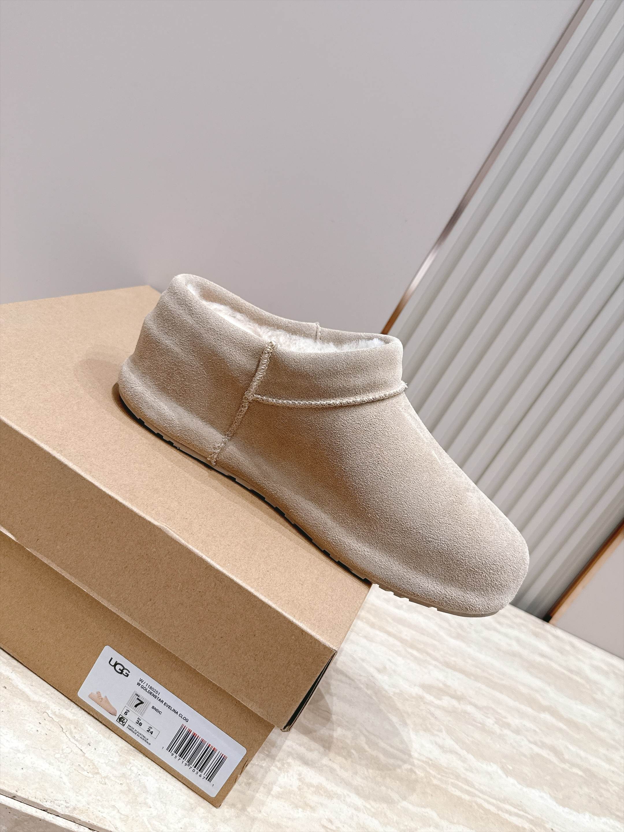 拖鞋款  短靴款  UGG26s 秋冬新款 极简设计圆头厚底雪地靴 像一块被厚雪覆盖的圆石——鞋身圆钝饱满，没有任何棱角