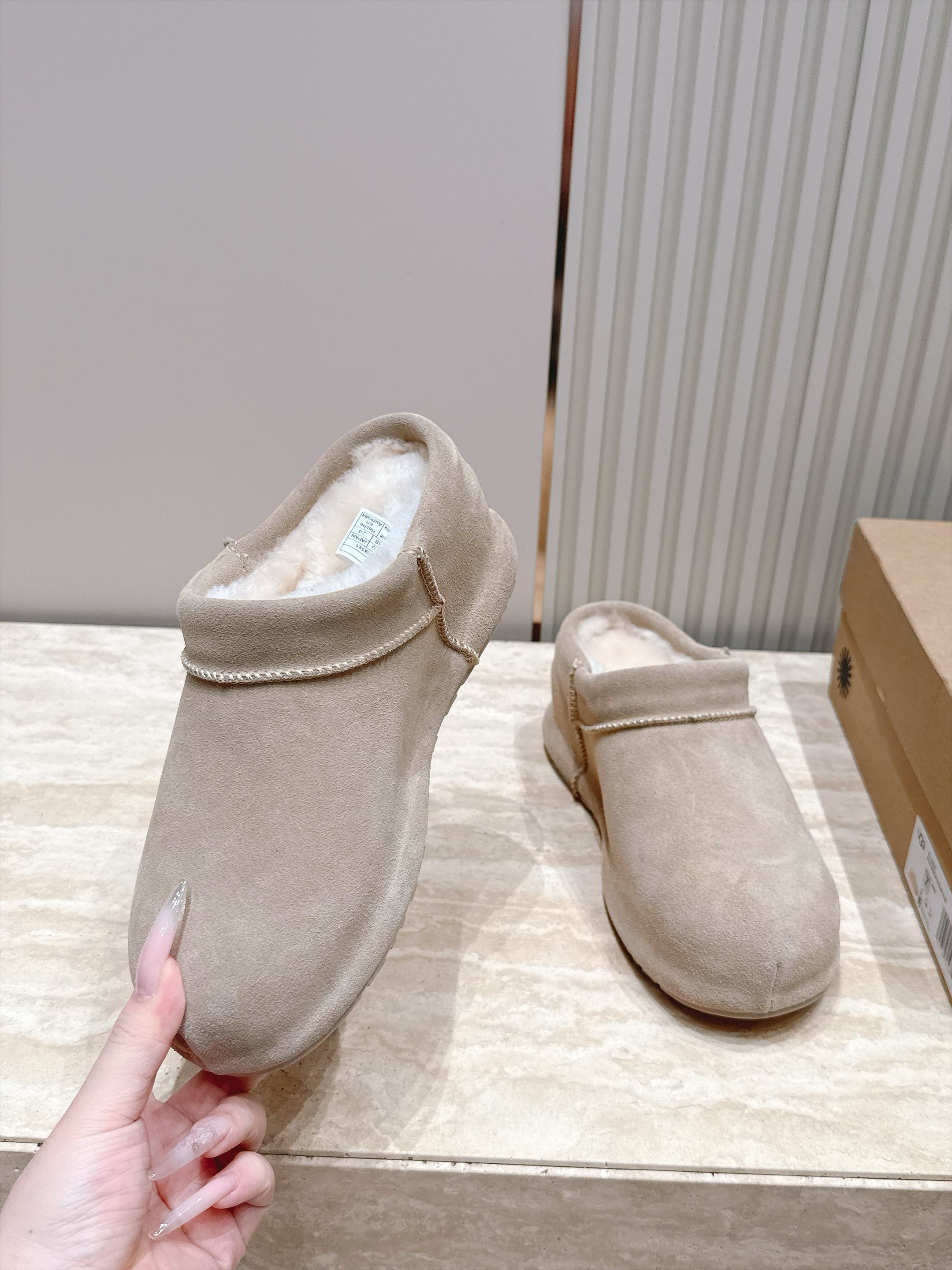 拖鞋款  短靴款  UGG26s 秋冬新款 极简设计圆头厚底雪地靴 像一块被厚雪覆盖的圆石——鞋身圆钝饱满，没有任何棱角