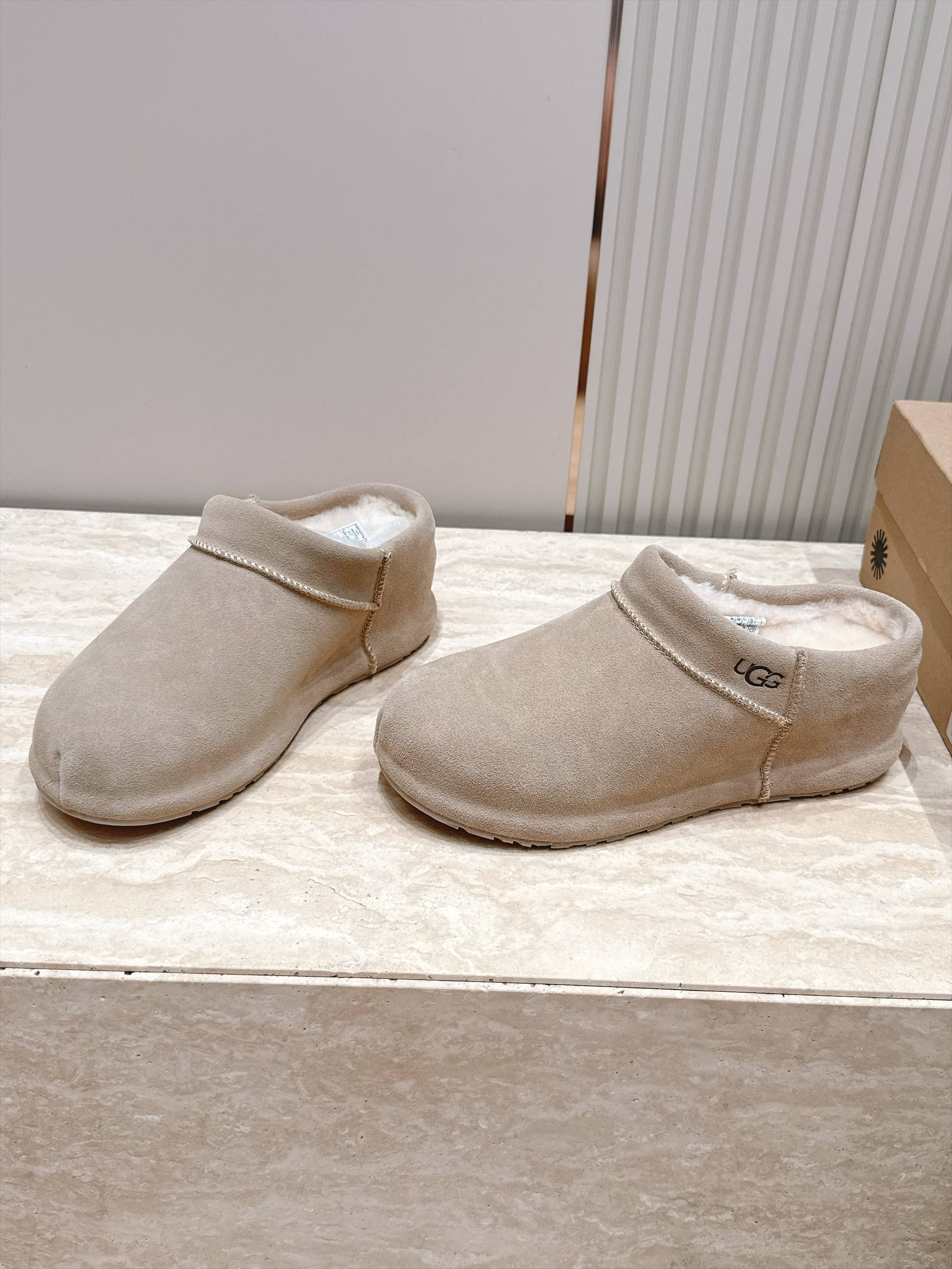 拖鞋款 短靴款 UGG26s 秋冬新款 极简设计圆头厚底雪地靴 像一块被厚雪覆盖的圆石——鞋身圆钝饱满,没有任何棱角 拖鞋款 短靴款 UGG26s 秋冬新款 极简设计圆头厚底雪地靴 像一块被厚雪覆盖的圆石——鞋身圆钝饱满,没有任何棱角