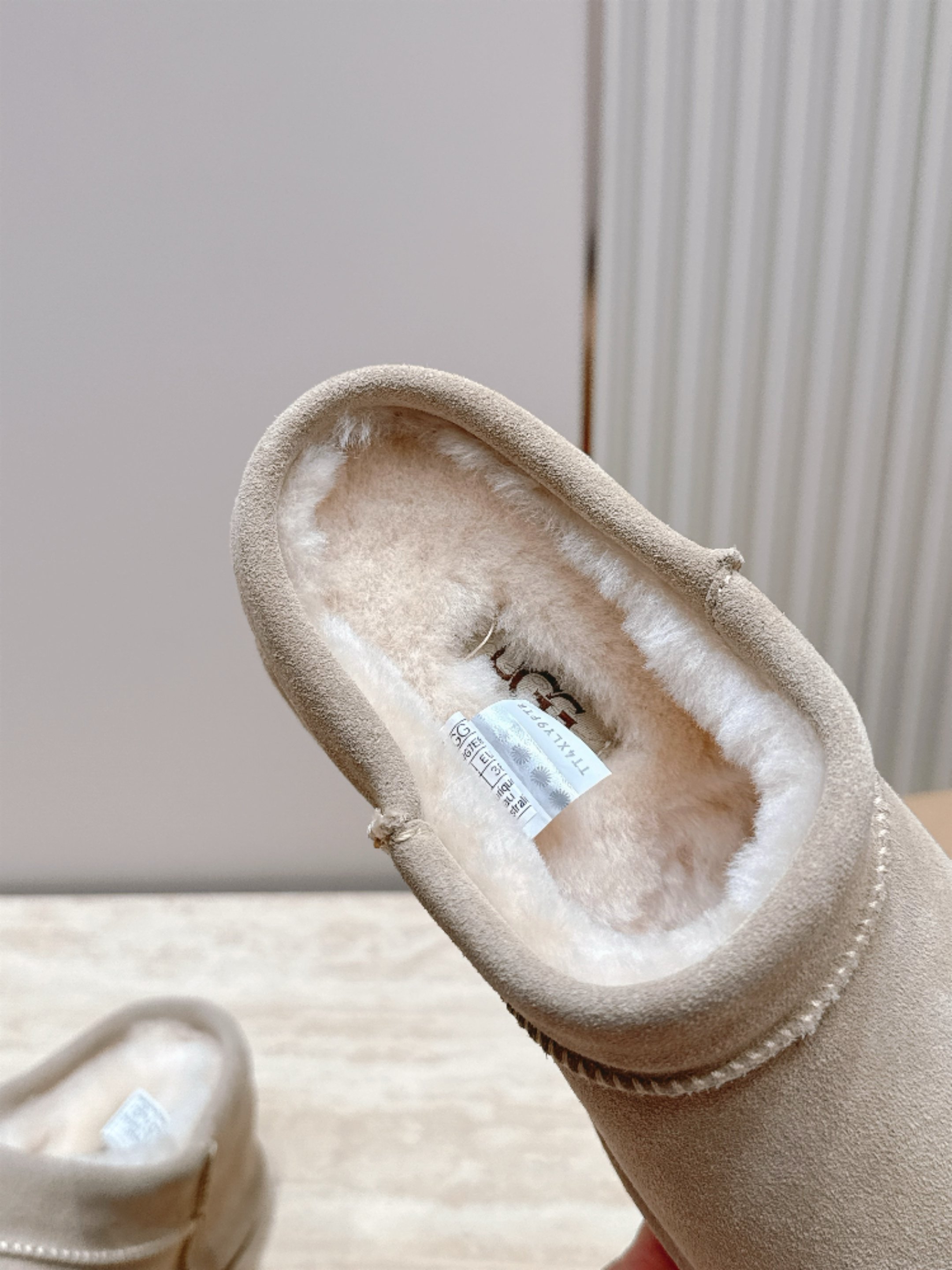 拖鞋款  短靴款  UGG26s 秋冬新款 极简设计圆头厚底雪地靴 像一块被厚雪覆盖的圆石——鞋身圆钝饱满，没有任何棱角