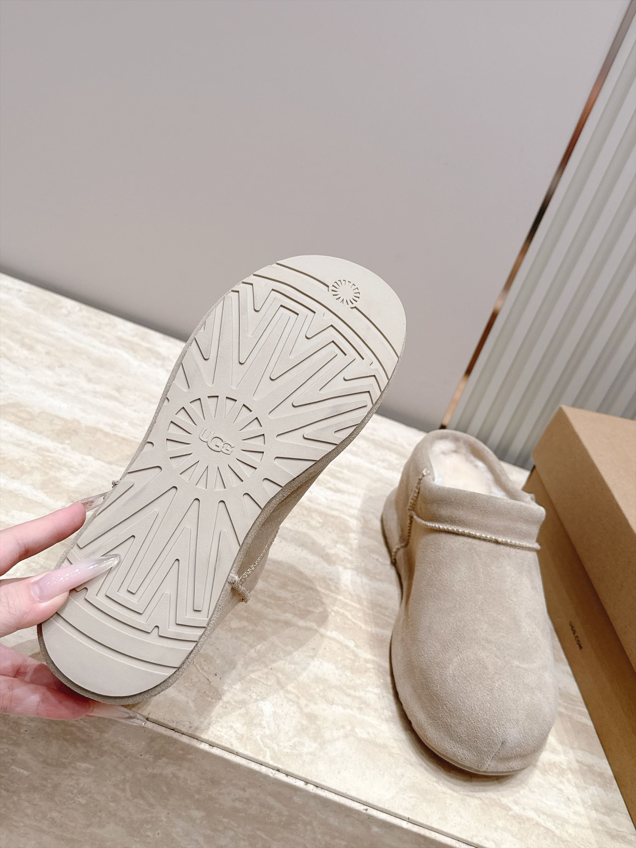 拖鞋款  短靴款  UGG26s 秋冬新款 极简设计圆头厚底雪地靴 像一块被厚雪覆盖的圆石——鞋身圆钝饱满，没有任何棱角