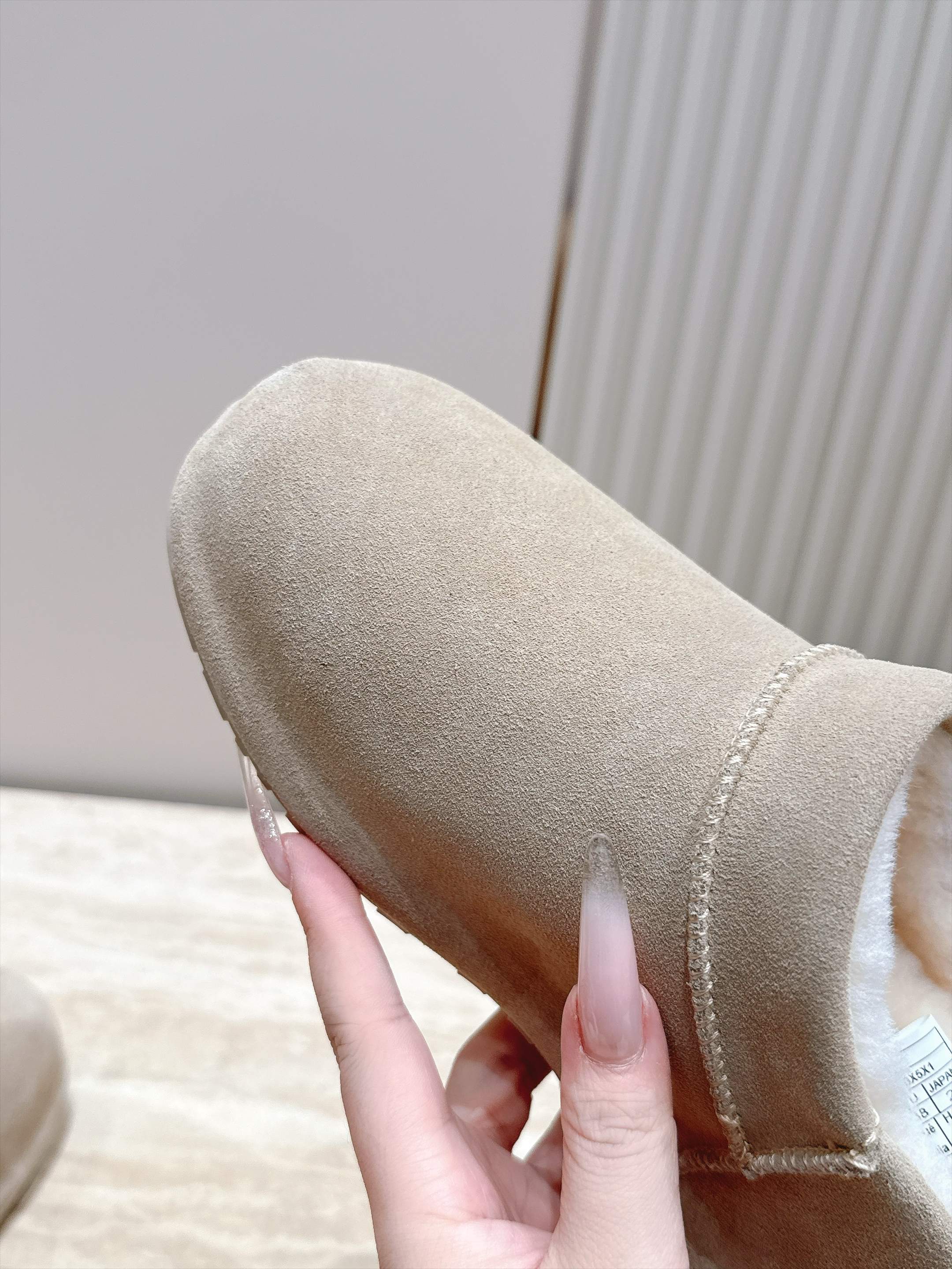 拖鞋款  短靴款  UGG26s 秋冬新款 极简设计圆头厚底雪地靴 像一块被厚雪覆盖的圆石——鞋身圆钝饱满，没有任何棱角