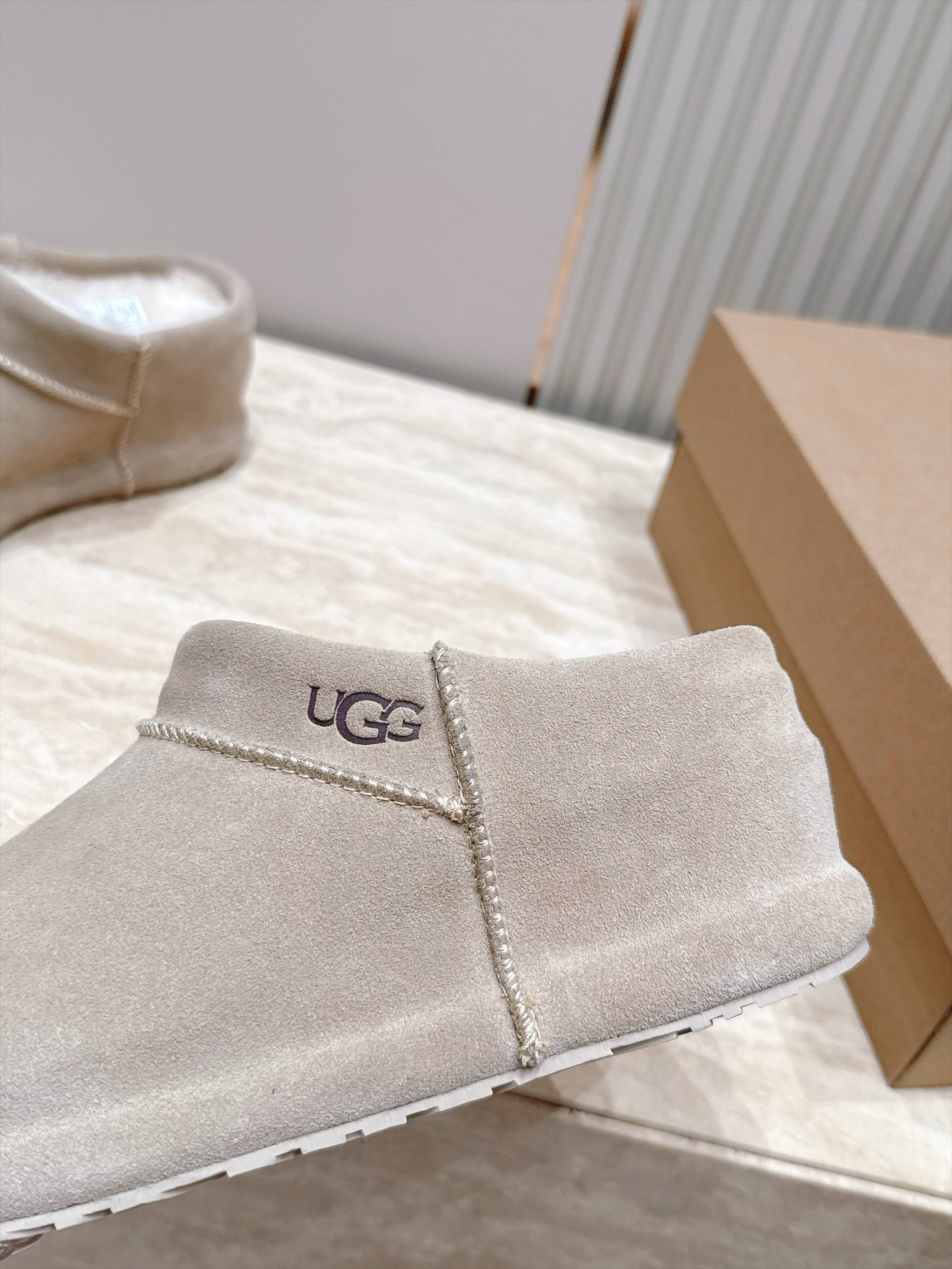 拖鞋款  短靴款  UGG26s 秋冬新款 极简设计圆头厚底雪地靴 像一块被厚雪覆盖的圆石——鞋身圆钝饱满，没有任何棱角
