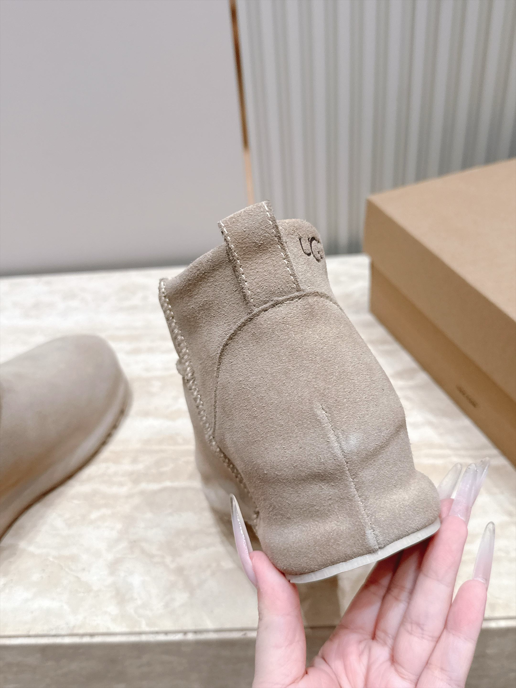 短靴款  UGG26s 秋冬新款 极简设计圆头厚底雪地靴 像一块被厚雪覆盖的圆石——鞋身圆钝饱满，没有任何棱角或多余的线