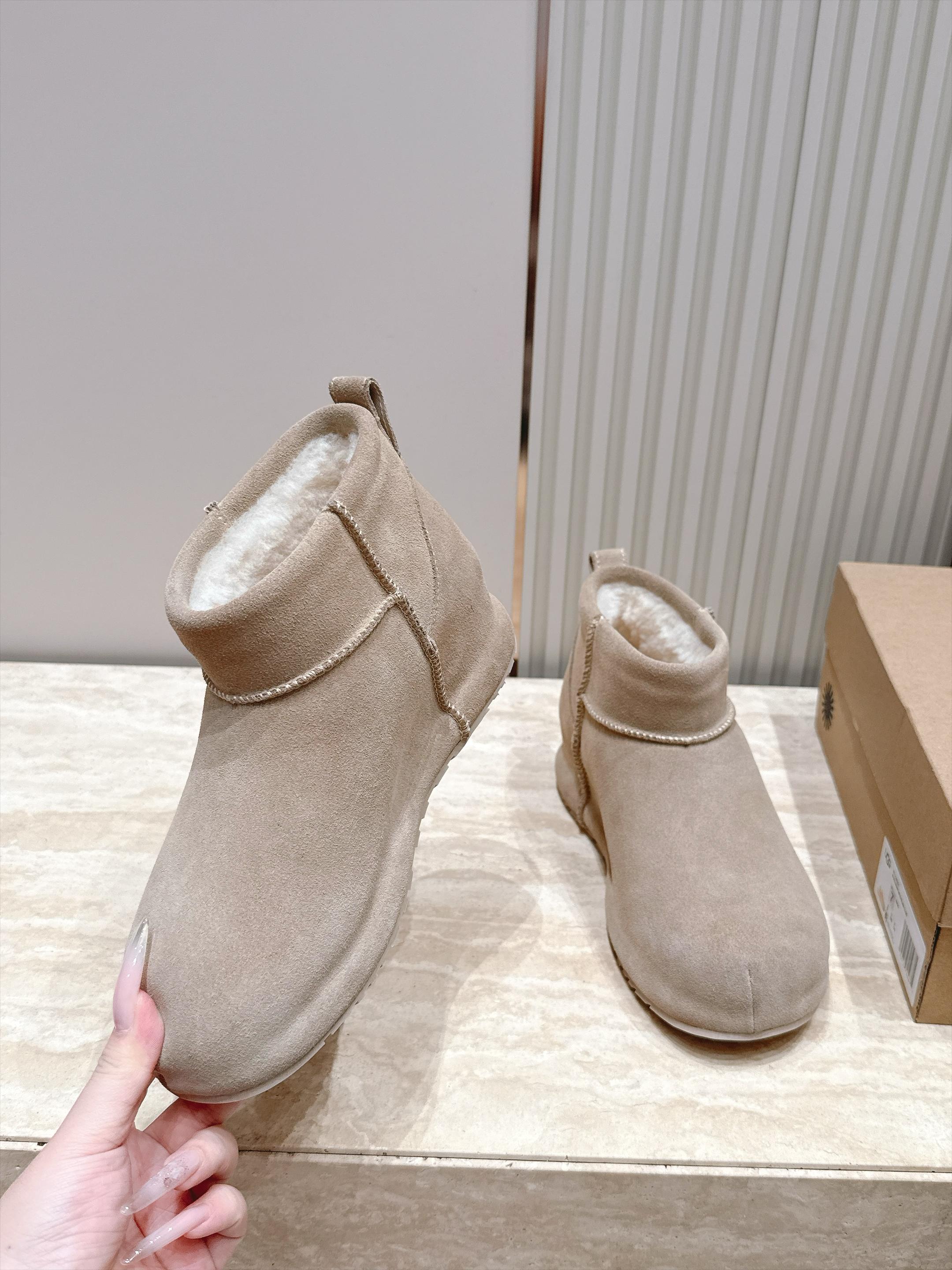 短靴款  UGG26s 秋冬新款 极简设计圆头厚底雪地靴 像一块被厚雪覆盖的圆石——鞋身圆钝饱满，没有任何棱角或多余的线