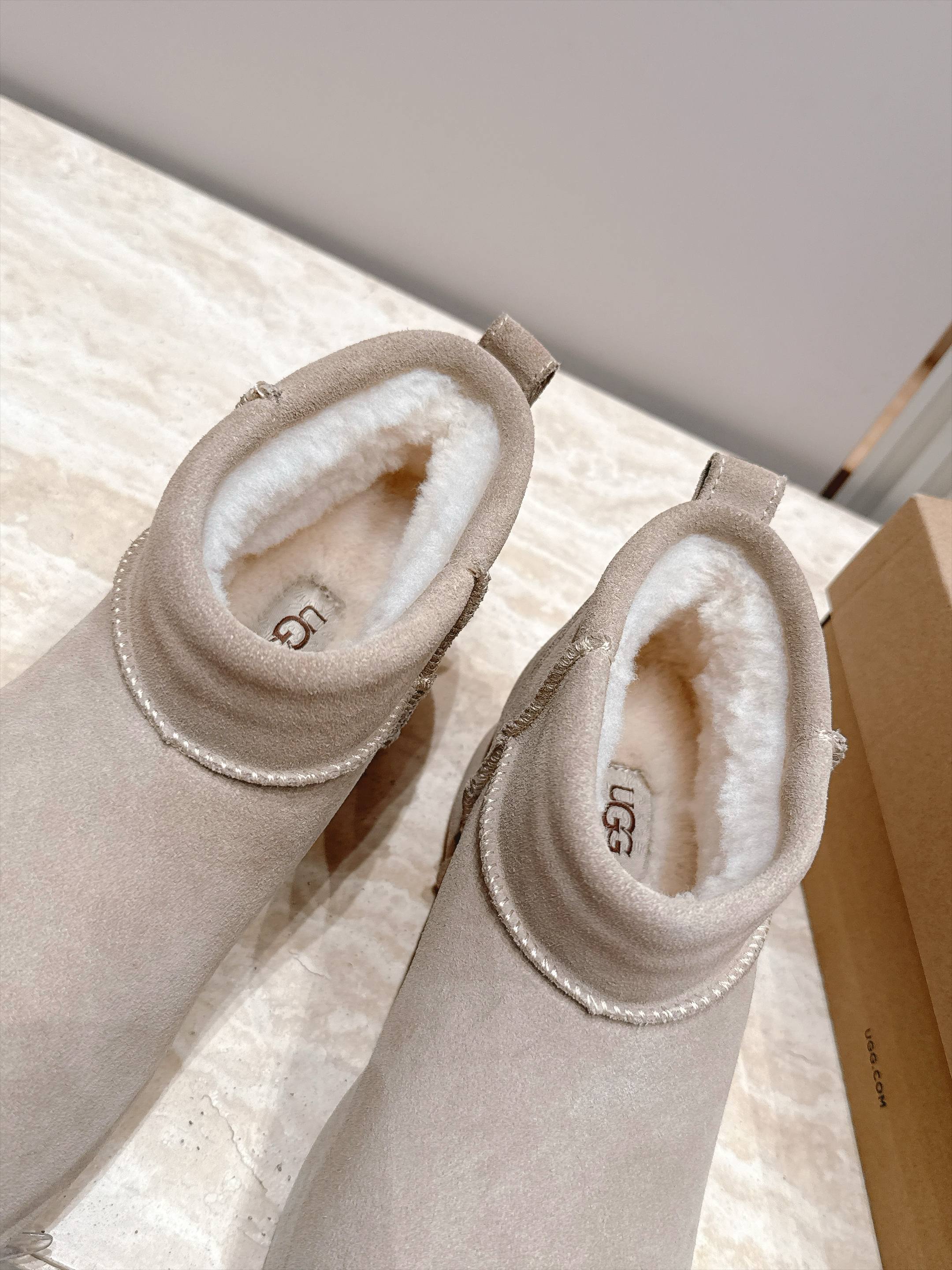 短靴款  UGG26s 秋冬新款 极简设计圆头厚底雪地靴 像一块被厚雪覆盖的圆石——鞋身圆钝饱满，没有任何棱角或多余的线