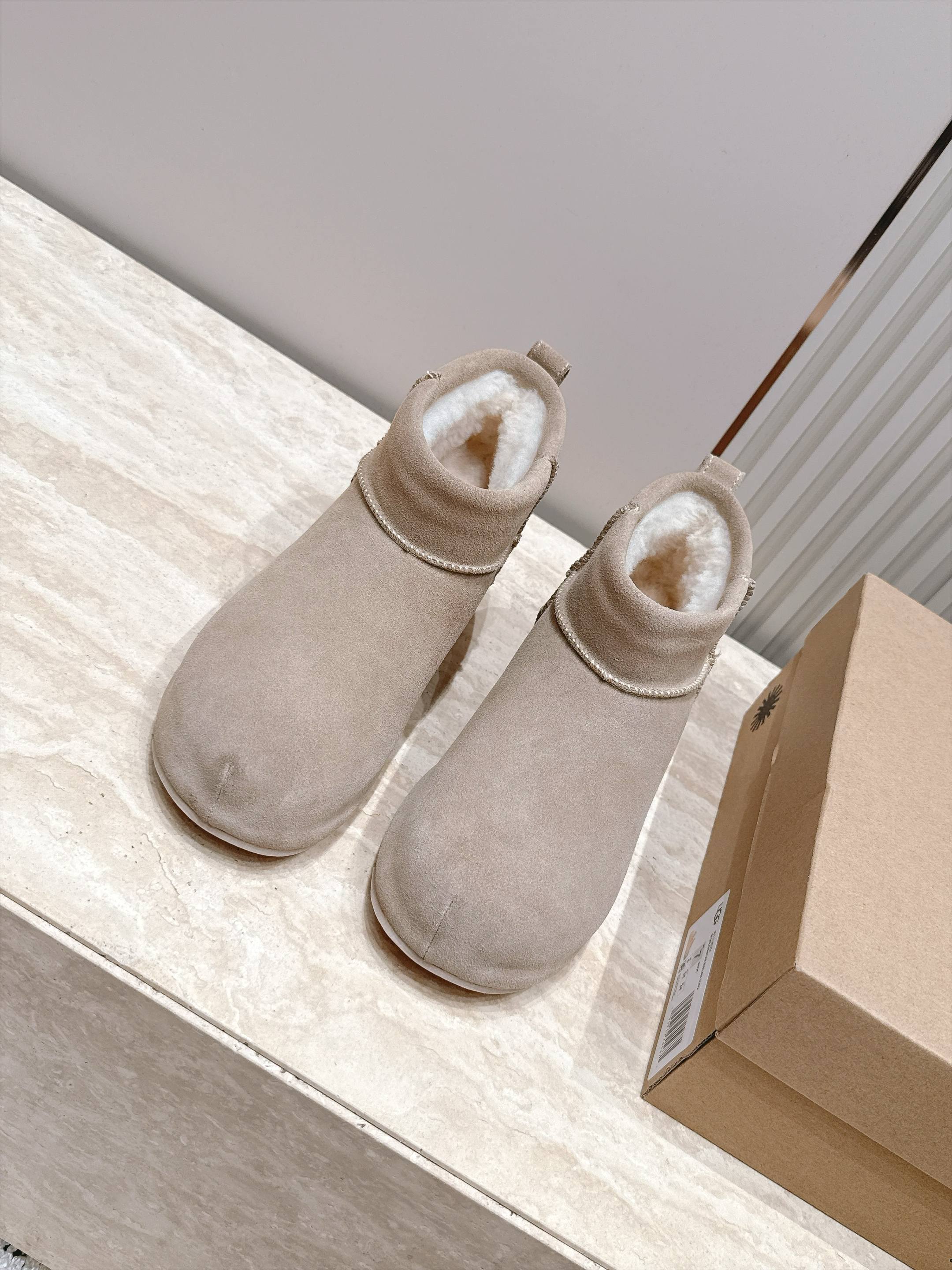 短靴款  UGG26s 秋冬新款 极简设计圆头厚底雪地靴 像一块被厚雪覆盖的圆石——鞋身圆钝饱满，没有任何棱角或多余的线