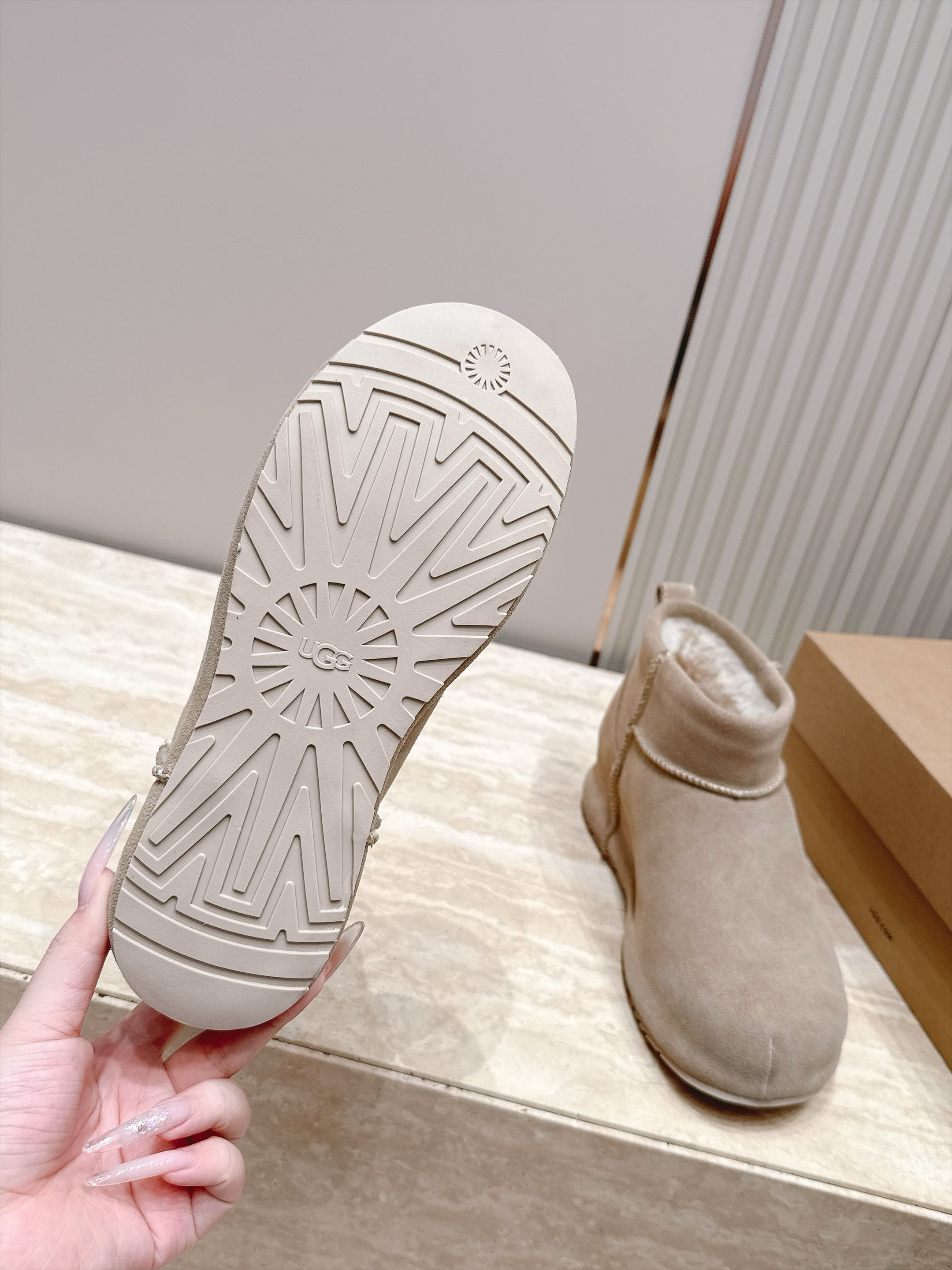 短靴款  UGG26s 秋冬新款 极简设计圆头厚底雪地靴 像一块被厚雪覆盖的圆石——鞋身圆钝饱满，没有任何棱角或多余的线