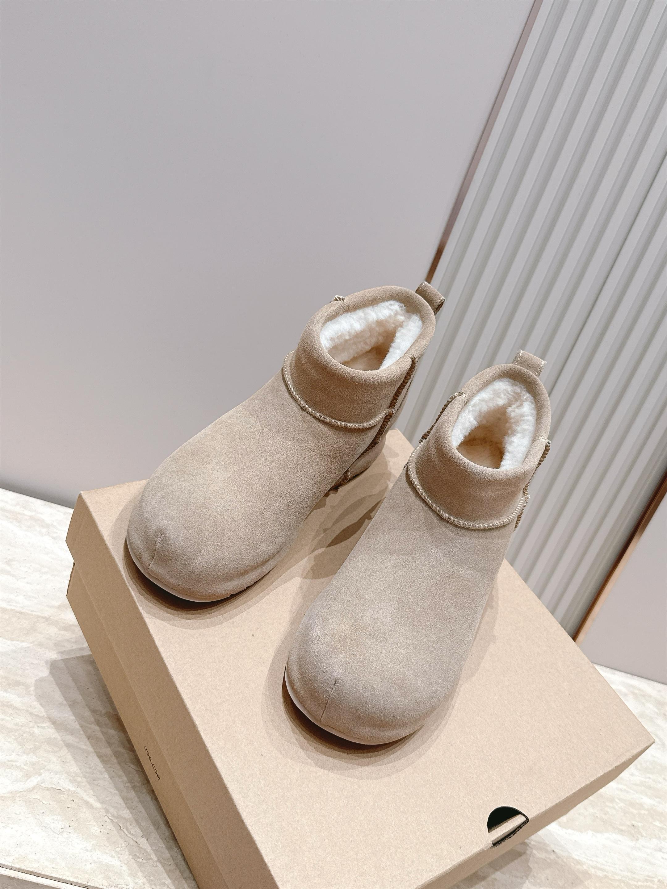 短靴款  UGG26s 秋冬新款 极简设计圆头厚底雪地靴 像一块被厚雪覆盖的圆石——鞋身圆钝饱满，没有任何棱角或多余的线