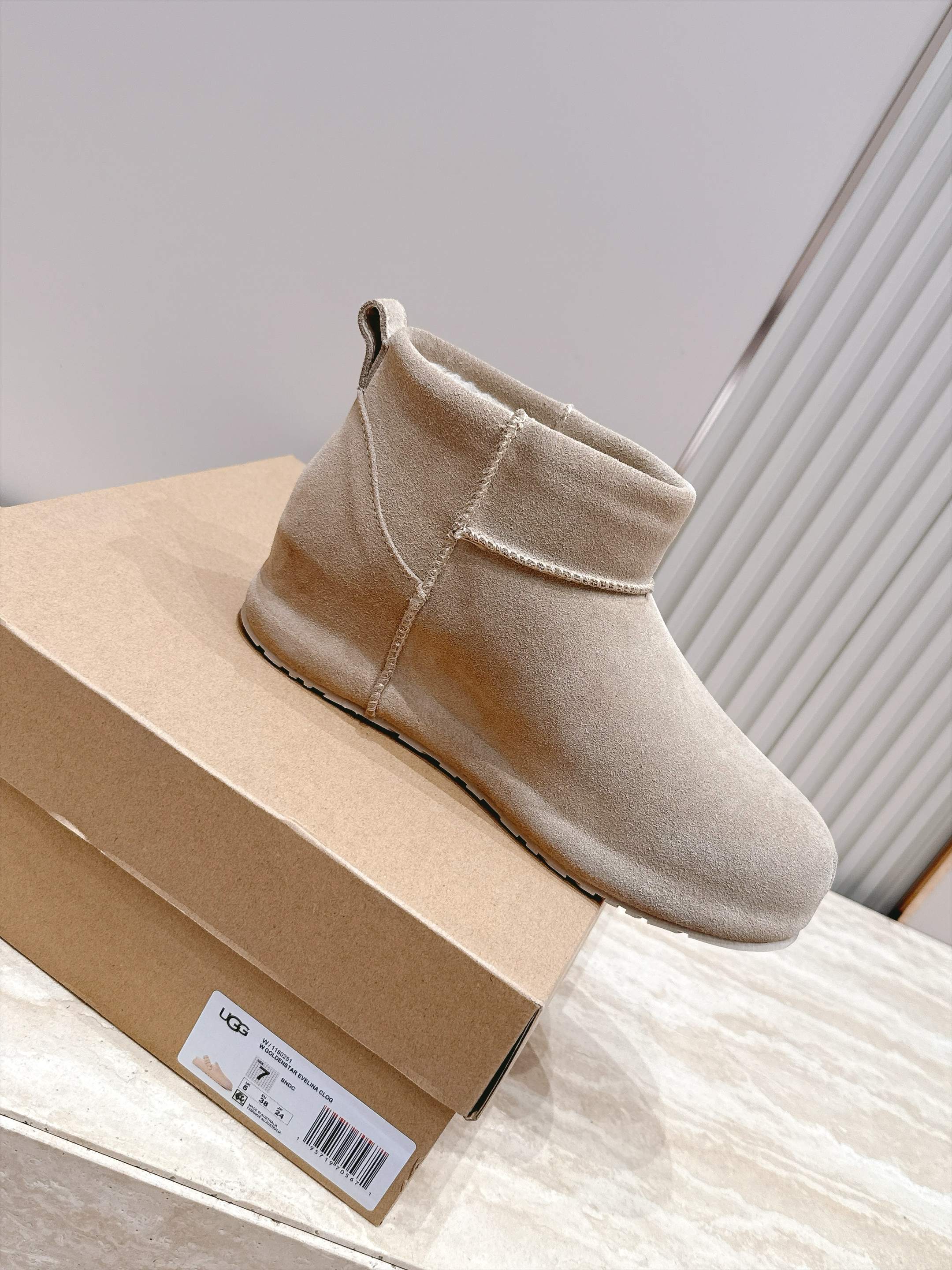 短靴款  UGG26s 秋冬新款 极简设计圆头厚底雪地靴 像一块被厚雪覆盖的圆石——鞋身圆钝饱满，没有任何棱角或多余的线