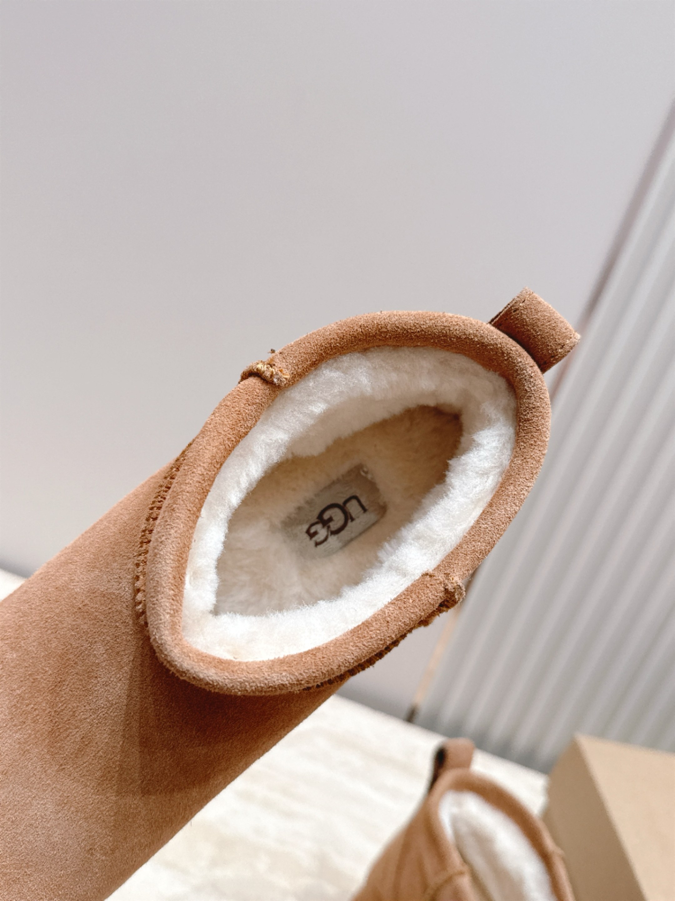 短靴款 UGG26s 秋冬新款 极简设计圆头厚底雪地靴 像一块被厚雪覆盖的圆石——鞋身圆钝饱满,没有任何棱角或多余的线 短靴款 UGG26s 秋冬新款 极简设计圆头厚底雪地靴 像一块被厚雪覆盖的圆石——鞋身圆钝饱满,没有任何棱角或多余的线