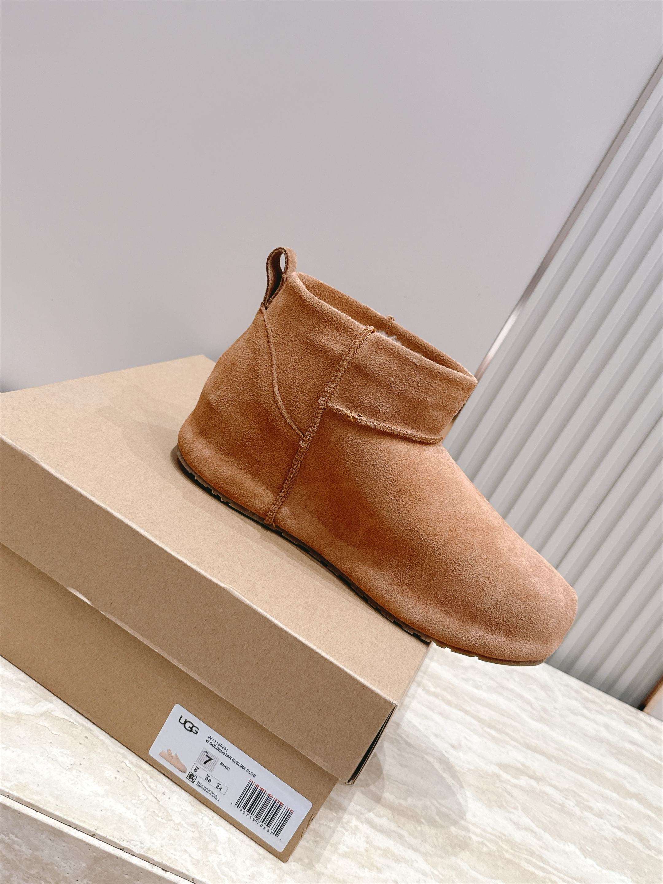 短靴款 UGG26s 秋冬新款 极简设计圆头厚底雪地靴 像一块被厚雪覆盖的圆石——鞋身圆钝饱满,没有任何棱角或多余的线 短靴款 UGG26s 秋冬新款 极简设计圆头厚底雪地靴 像一块被厚雪覆盖的圆石——鞋身圆钝饱满,没有任何棱角或多余的线