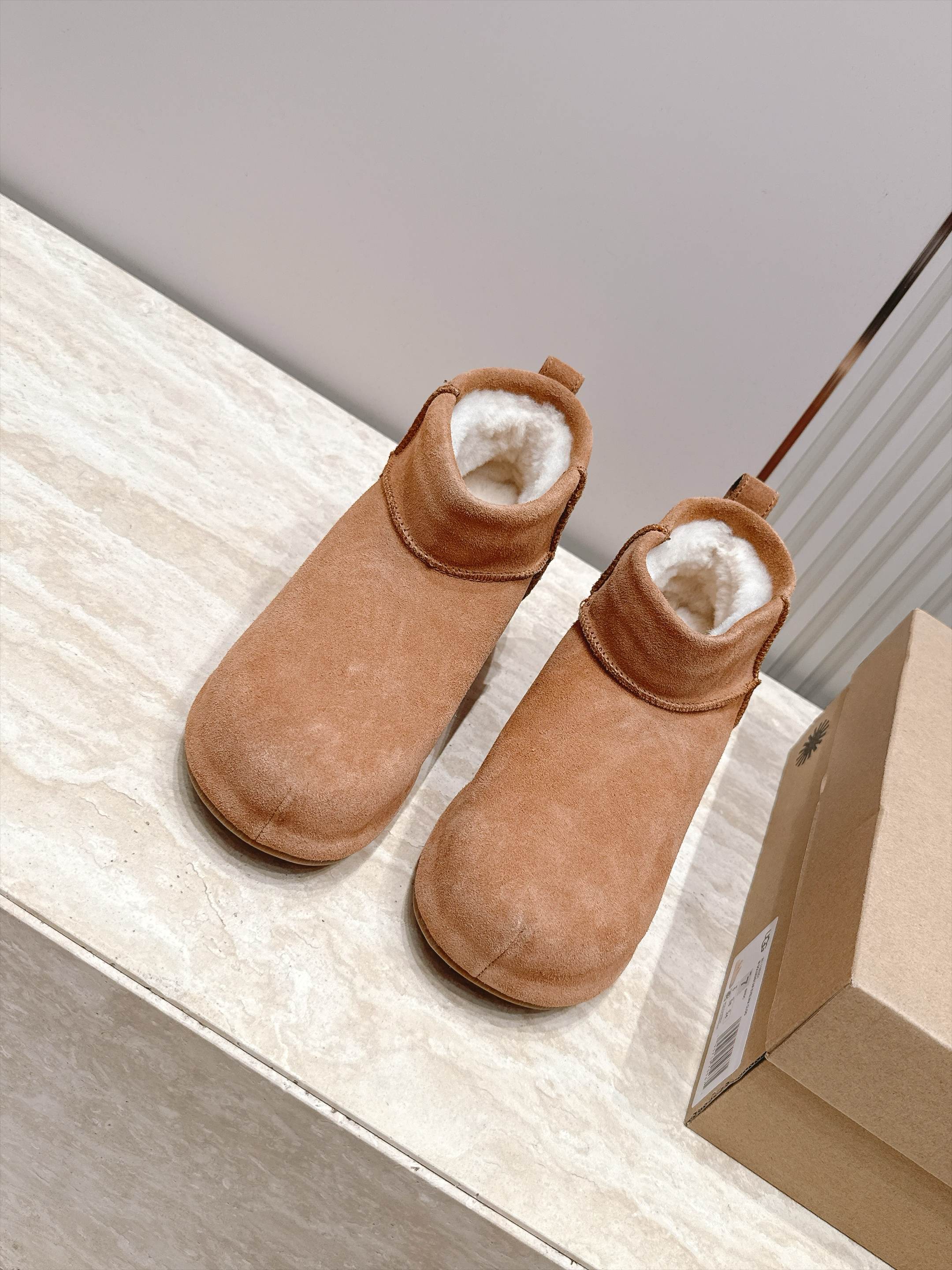 短靴款 UGG26s 秋冬新款 极简设计圆头厚底雪地靴 像一块被厚雪覆盖的圆石——鞋身圆钝饱满,没有任何棱角或多余的线 短靴款 UGG26s 秋冬新款 极简设计圆头厚底雪地靴 像一块被厚雪覆盖的圆石——鞋身圆钝饱满,没有任何棱角或多余的线