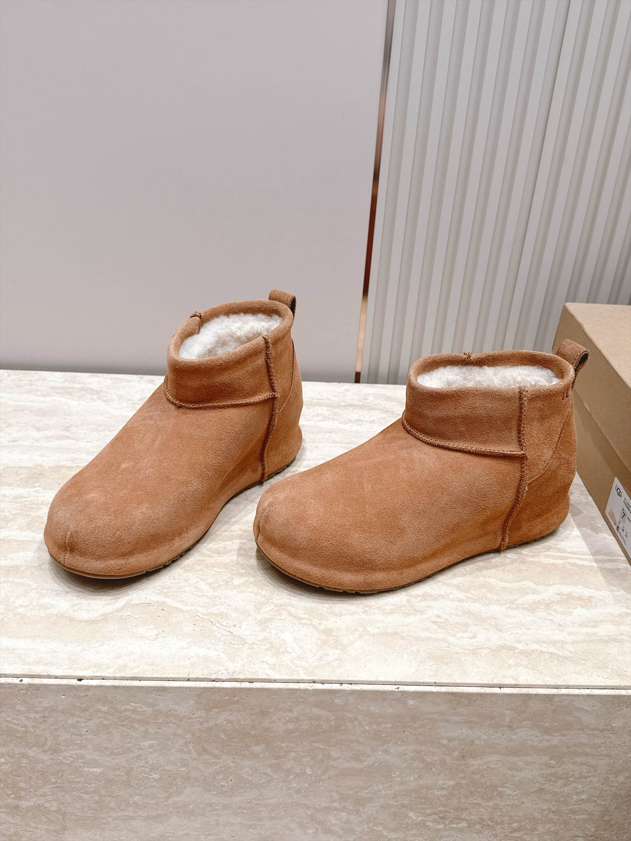 短靴款 UGG26s 秋冬新款 极简设计圆头厚底雪地靴 像一块被厚雪覆盖的圆石——鞋身圆钝饱满,没有任何棱角或多余的线 短靴款 UGG26s 秋冬新款 极简设计圆头厚底雪地靴 像一块被厚雪覆盖的圆石——鞋身圆钝饱满,没有任何棱角或多余的线
