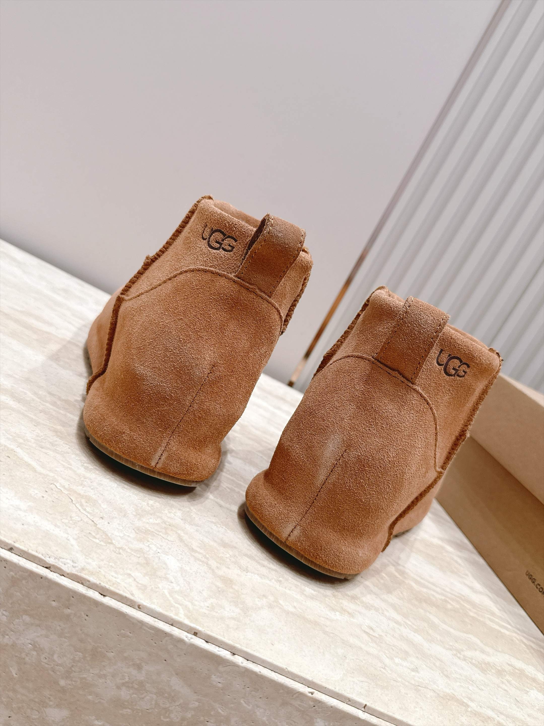 短靴款 UGG26s 秋冬新款 极简设计圆头厚底雪地靴 像一块被厚雪覆盖的圆石——鞋身圆钝饱满,没有任何棱角或多余的线 短靴款 UGG26s 秋冬新款 极简设计圆头厚底雪地靴 像一块被厚雪覆盖的圆石——鞋身圆钝饱满,没有任何棱角或多余的线