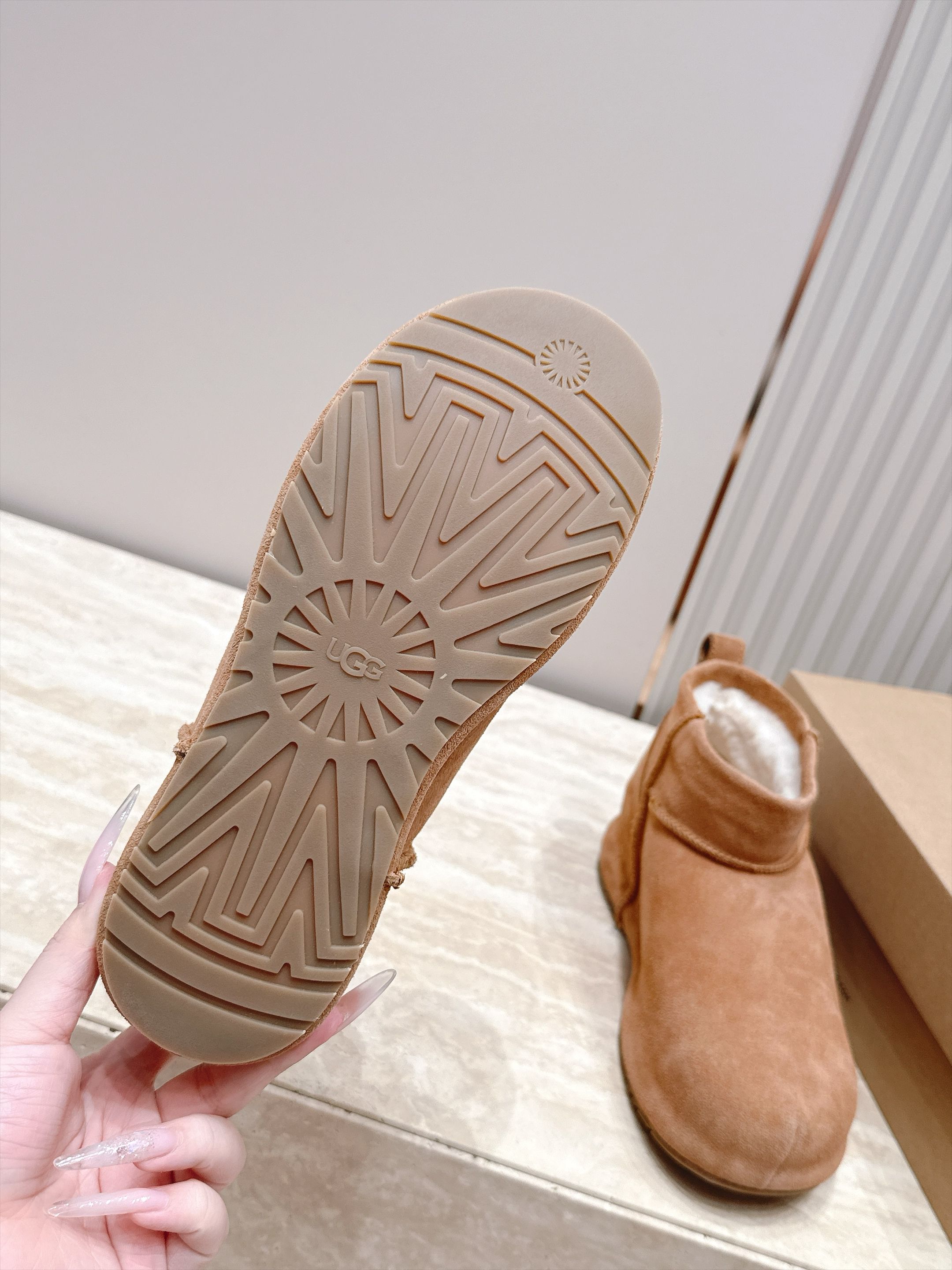 短靴款 UGG26s 秋冬新款 极简设计圆头厚底雪地靴 像一块被厚雪覆盖的圆石——鞋身圆钝饱满,没有任何棱角或多余的线 短靴款 UGG26s 秋冬新款 极简设计圆头厚底雪地靴 像一块被厚雪覆盖的圆石——鞋身圆钝饱满,没有任何棱角或多余的线