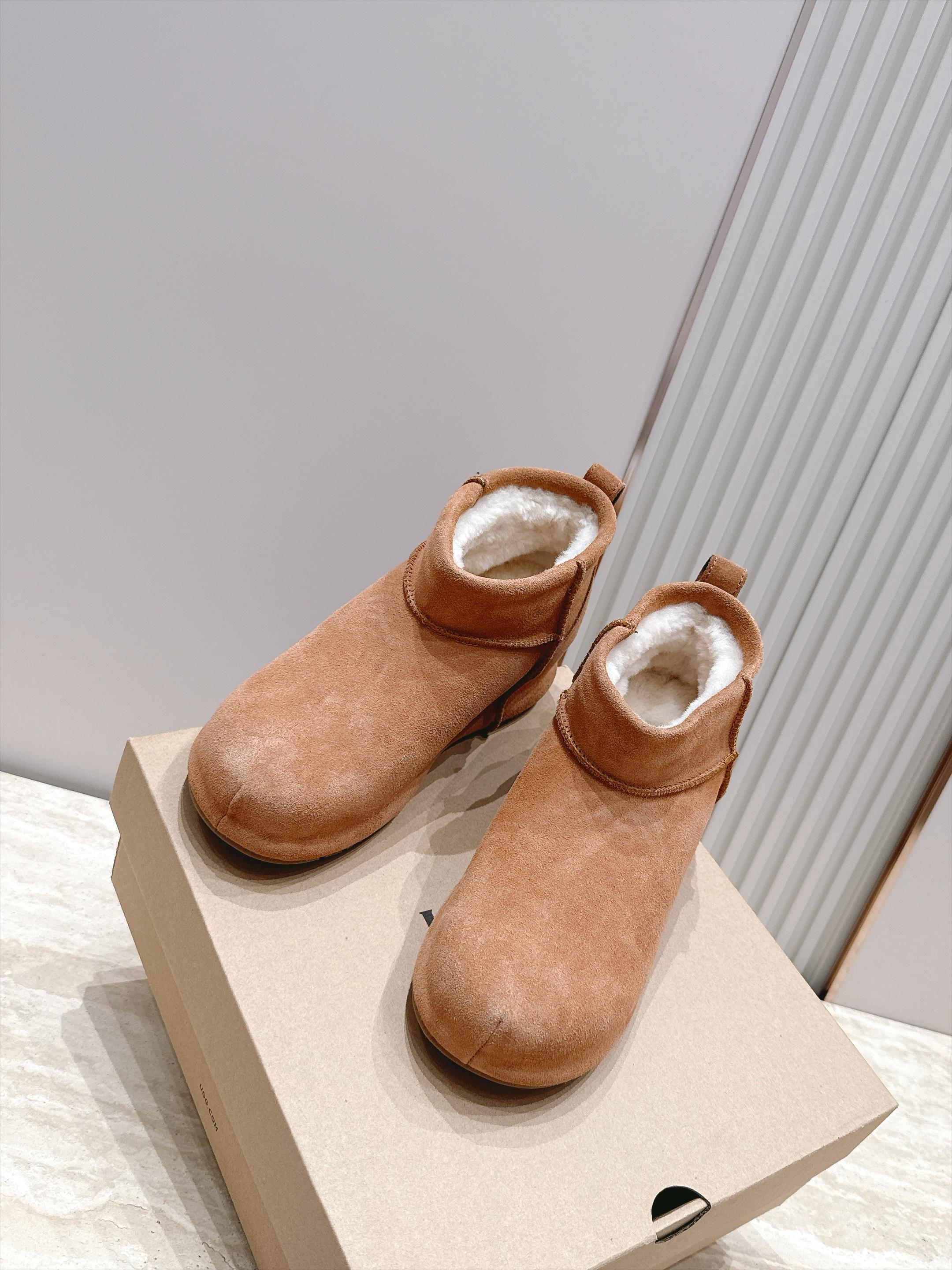 短靴款 UGG26s 秋冬新款 极简设计圆头厚底雪地靴 像一块被厚雪覆盖的圆石——鞋身圆钝饱满,没有任何棱角或多余的线 短靴款 UGG26s 秋冬新款 极简设计圆头厚底雪地靴 像一块被厚雪覆盖的圆石——鞋身圆钝饱满,没有任何棱角或多余的线
