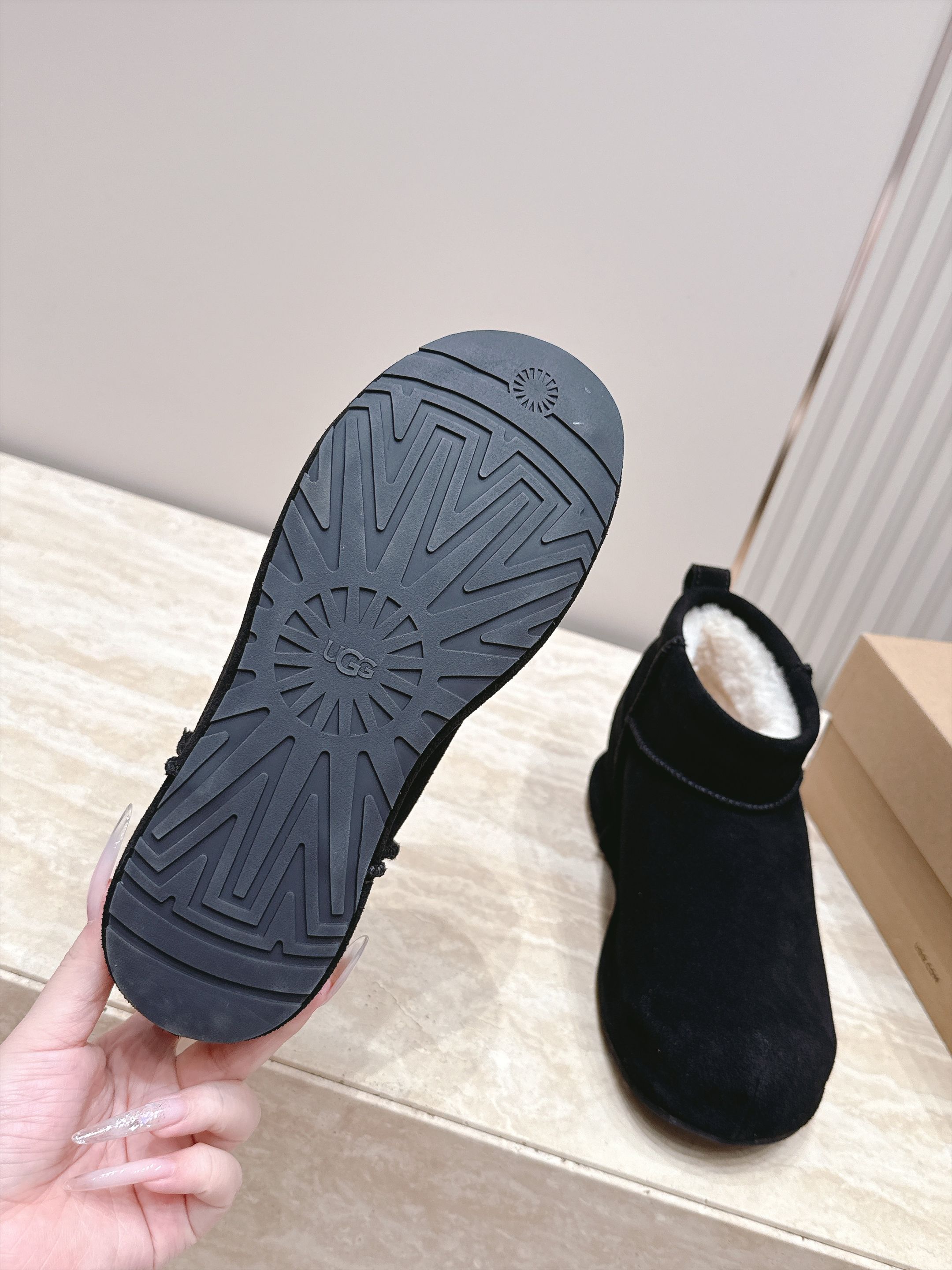 短靴款 UGG26s 秋冬新款 极简设计圆头厚底雪地靴 像一块被厚雪覆盖的圆石——鞋身圆钝饱满,没有任何棱角或多余的线 短靴款 UGG26s 秋冬新款 极简设计圆头厚底雪地靴 像一块被厚雪覆盖的圆石——鞋身圆钝饱满,没有任何棱角或多余的线