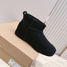 短靴款 UGG26s 秋冬新款 极简设计圆头厚底雪地靴 像一块被厚雪覆盖的圆石——鞋身圆钝饱满,没有任何棱角或多余的线 短靴款 UGG26s 秋冬新款 极简设计圆头厚底雪地靴 像一块被厚雪覆盖的圆石——鞋身圆钝饱满,没有任何棱角或多余的线