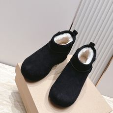 短靴款 UGG26s 秋冬新款 极简设计圆头厚底雪地靴 像一块被厚雪覆盖的圆石——鞋身圆钝饱满,没有任何棱角或多余的线 短靴款 UGG26s 秋冬新款 极简设计圆头厚底雪地靴 像一块被厚雪覆盖的圆石——鞋身圆钝饱满,没有任何棱角或多余的线