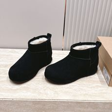 短靴款 UGG26s 秋冬新款 极简设计圆头厚底雪地靴 像一块被厚雪覆盖的圆石——鞋身圆钝饱满,没有任何棱角或多余的线 短靴款 UGG26s 秋冬新款 极简设计圆头厚底雪地靴 像一块被厚雪覆盖的圆石——鞋身圆钝饱满,没有任何棱角或多余的线