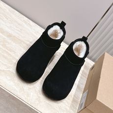 短靴款 UGG26s 秋冬新款 极简设计圆头厚底雪地靴 像一块被厚雪覆盖的圆石——鞋身圆钝饱满,没有任何棱角或多余的线 短靴款 UGG26s 秋冬新款 极简设计圆头厚底雪地靴 像一块被厚雪覆盖的圆石——鞋身圆钝饱满,没有任何棱角或多余的线