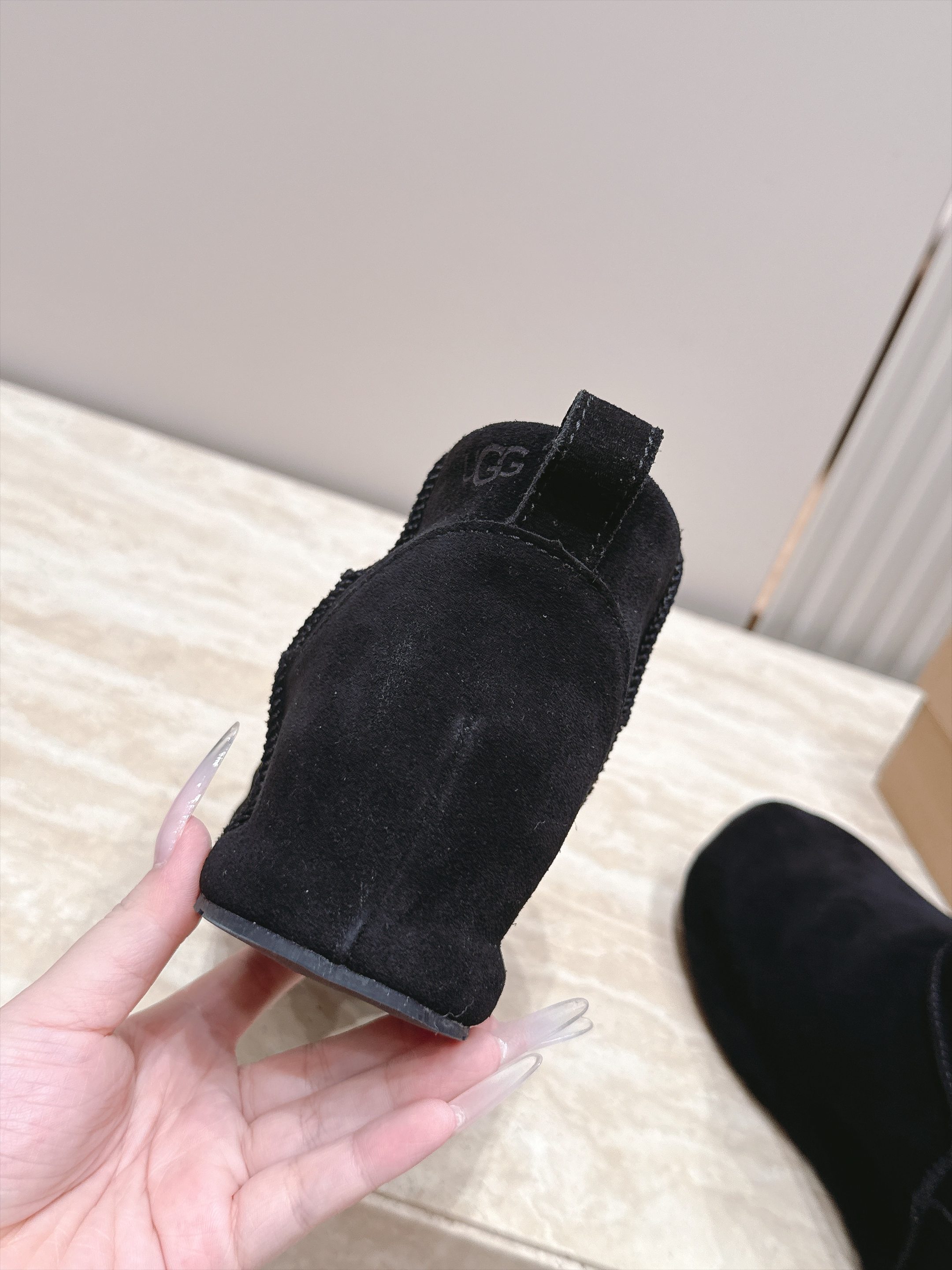 短靴款 UGG26s 秋冬新款 极简设计圆头厚底雪地靴 像一块被厚雪覆盖的圆石——鞋身圆钝饱满,没有任何棱角或多余的线 短靴款 UGG26s 秋冬新款 极简设计圆头厚底雪地靴 像一块被厚雪覆盖的圆石——鞋身圆钝饱满,没有任何棱角或多余的线