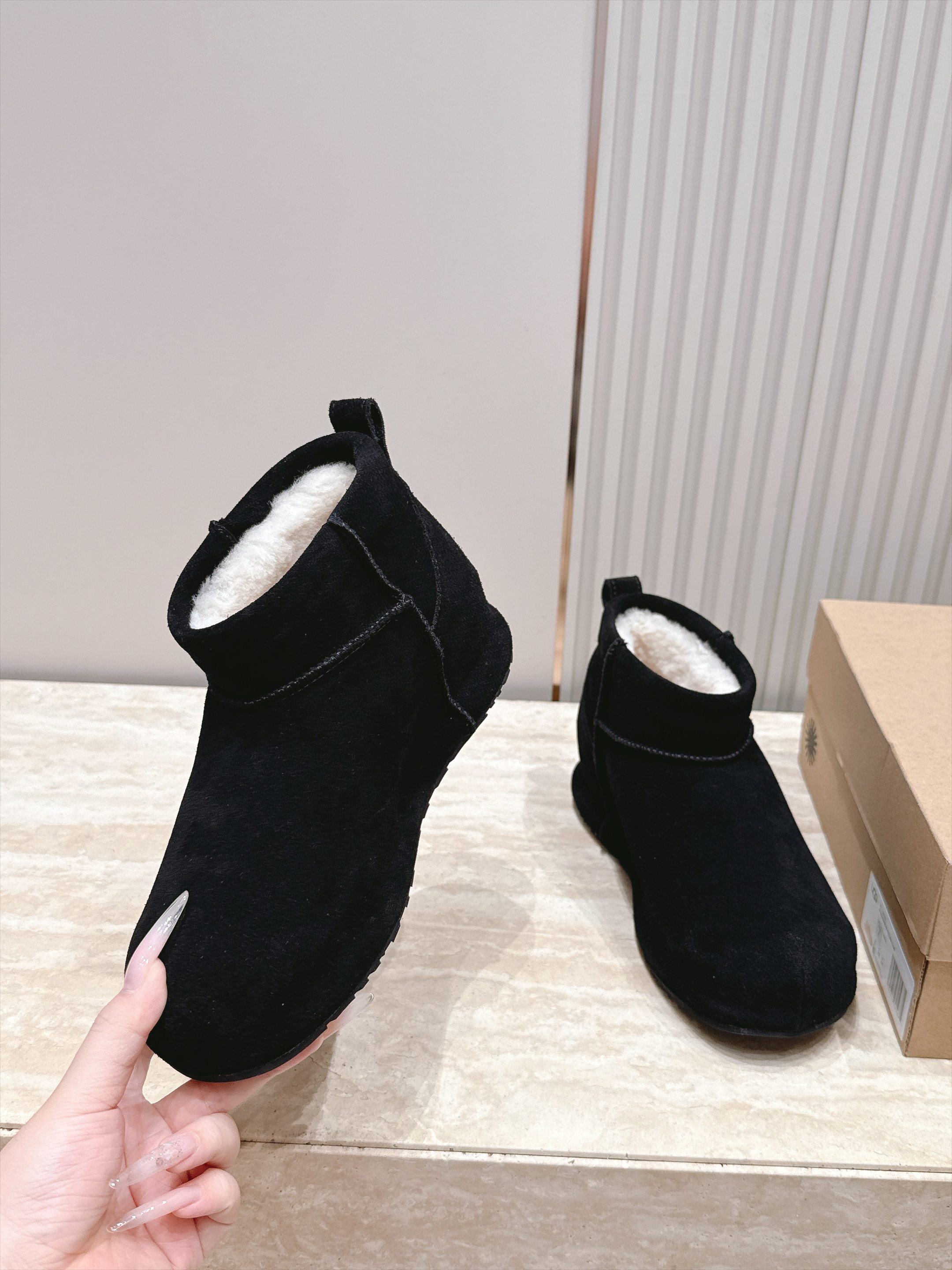 短靴款 UGG26s 秋冬新款 极简设计圆头厚底雪地靴 像一块被厚雪覆盖的圆石——鞋身圆钝饱满,没有任何棱角或多余的线 短靴款 UGG26s 秋冬新款 极简设计圆头厚底雪地靴 像一块被厚雪覆盖的圆石——鞋身圆钝饱满,没有任何棱角或多余的线