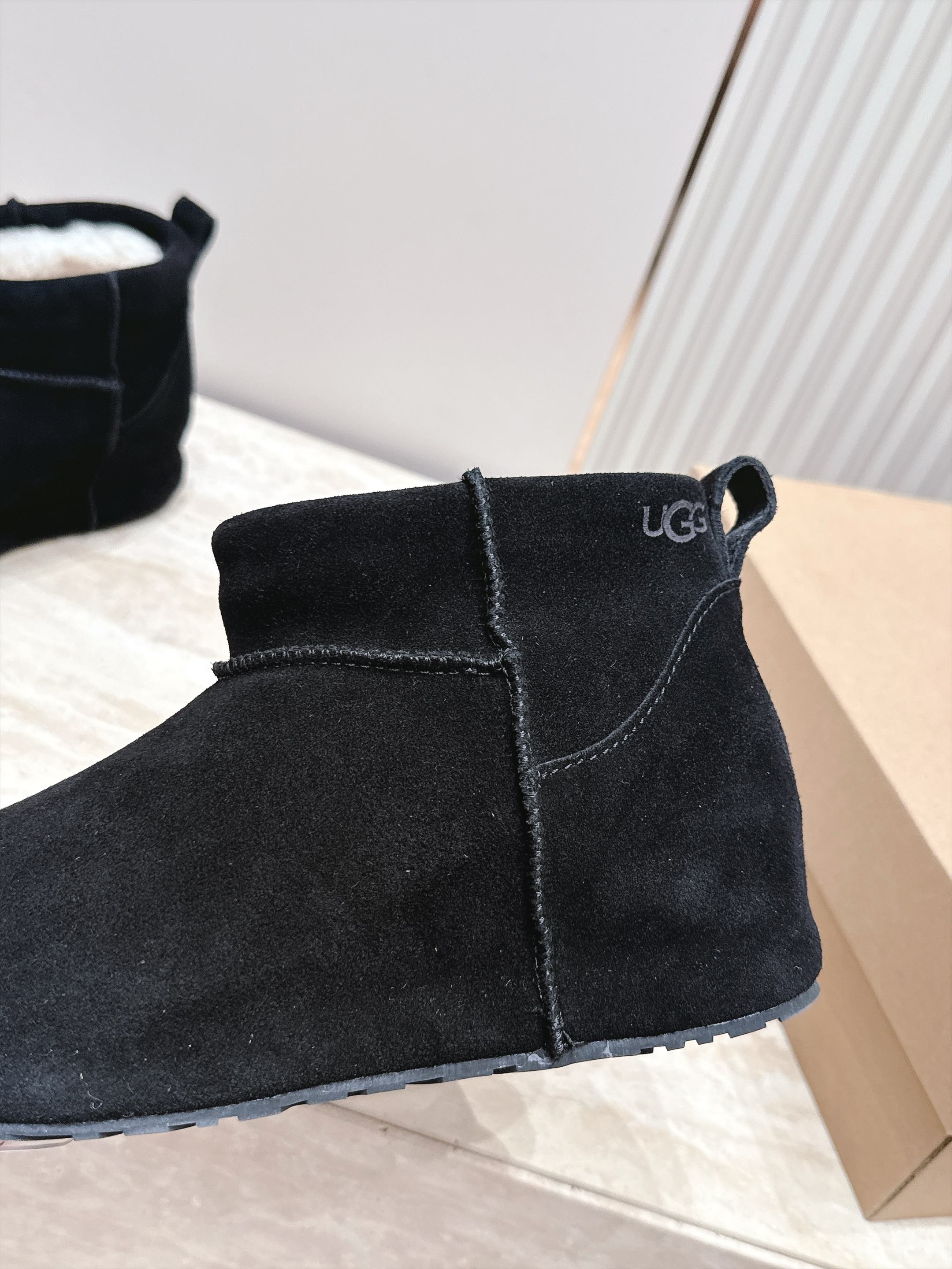 短靴款 UGG26s 秋冬新款 极简设计圆头厚底雪地靴 像一块被厚雪覆盖的圆石——鞋身圆钝饱满,没有任何棱角或多余的线 短靴款 UGG26s 秋冬新款 极简设计圆头厚底雪地靴 像一块被厚雪覆盖的圆石——鞋身圆钝饱满,没有任何棱角或多余的线