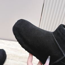 短靴款 UGG26s 秋冬新款 极简设计圆头厚底雪地靴 像一块被厚雪覆盖的圆石——鞋身圆钝饱满,没有任何棱角或多余的线 短靴款 UGG26s 秋冬新款 极简设计圆头厚底雪地靴 像一块被厚雪覆盖的圆石——鞋身圆钝饱满,没有任何棱角或多余的线