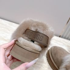 Ugg |迪斯科长毛后跟带款 秋冬懒人鞋天花板,氛围感直接拉满✨ ▪️鞋口一圈蓬松大毛边,毛毛丰盈软糯,上脚暖乎乎,视觉 Ugg |迪斯科长毛后跟带款 秋冬懒人鞋天花板,氛围感直接拉满✨ ▪️鞋口一圈蓬松大毛边,毛毛丰盈软糯,上脚暖乎乎,视觉