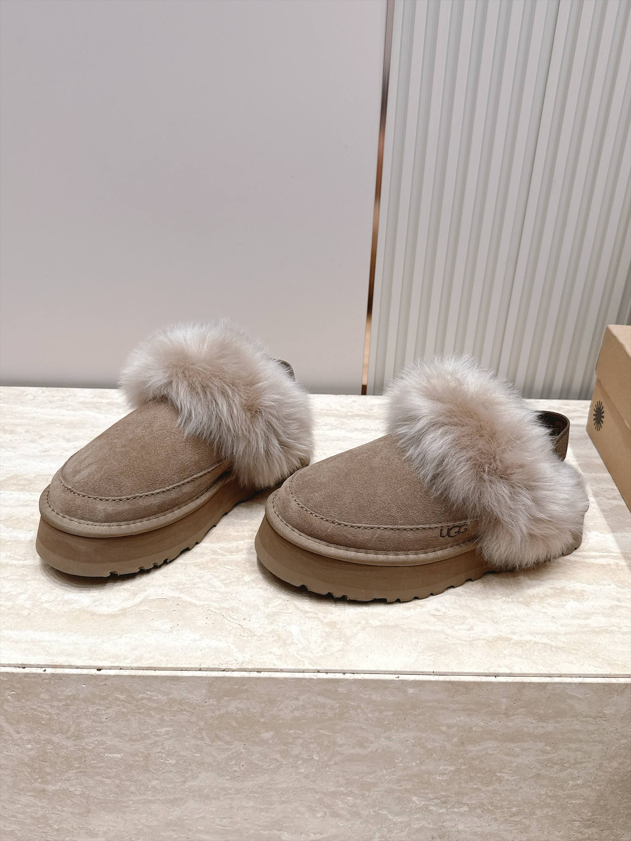 Ugg |迪斯科长毛后跟带款 秋冬懒人鞋天花板,氛围感直接拉满✨ ▪️鞋口一圈蓬松大毛边,毛毛丰盈软糯,上脚暖乎乎,视觉 Ugg |迪斯科长毛后跟带款 秋冬懒人鞋天花板,氛围感直接拉满✨ ▪️鞋口一圈蓬松大毛边,毛毛丰盈软糯,上脚暖乎乎,视觉