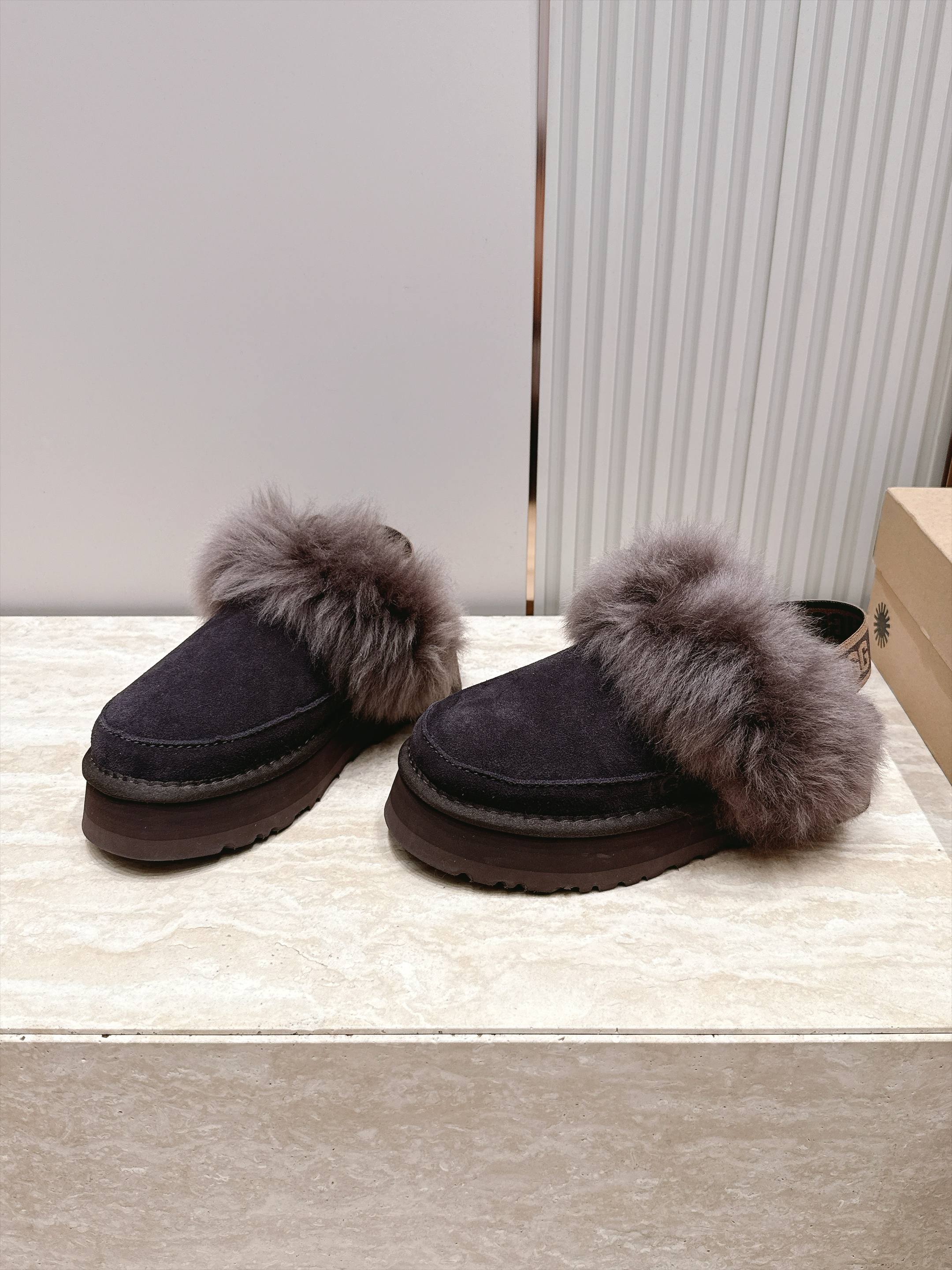 Ugg |迪斯科长毛后跟带款 秋冬懒人鞋天花板,氛围感直接拉满✨ ▪️鞋口一圈蓬松大毛边,毛毛丰盈软糯,上脚暖乎乎,视觉 Ugg |迪斯科长毛后跟带款 秋冬懒人鞋天花板,氛围感直接拉满✨ ▪️鞋口一圈蓬松大毛边,毛毛丰盈软糯,上脚暖乎乎,视觉