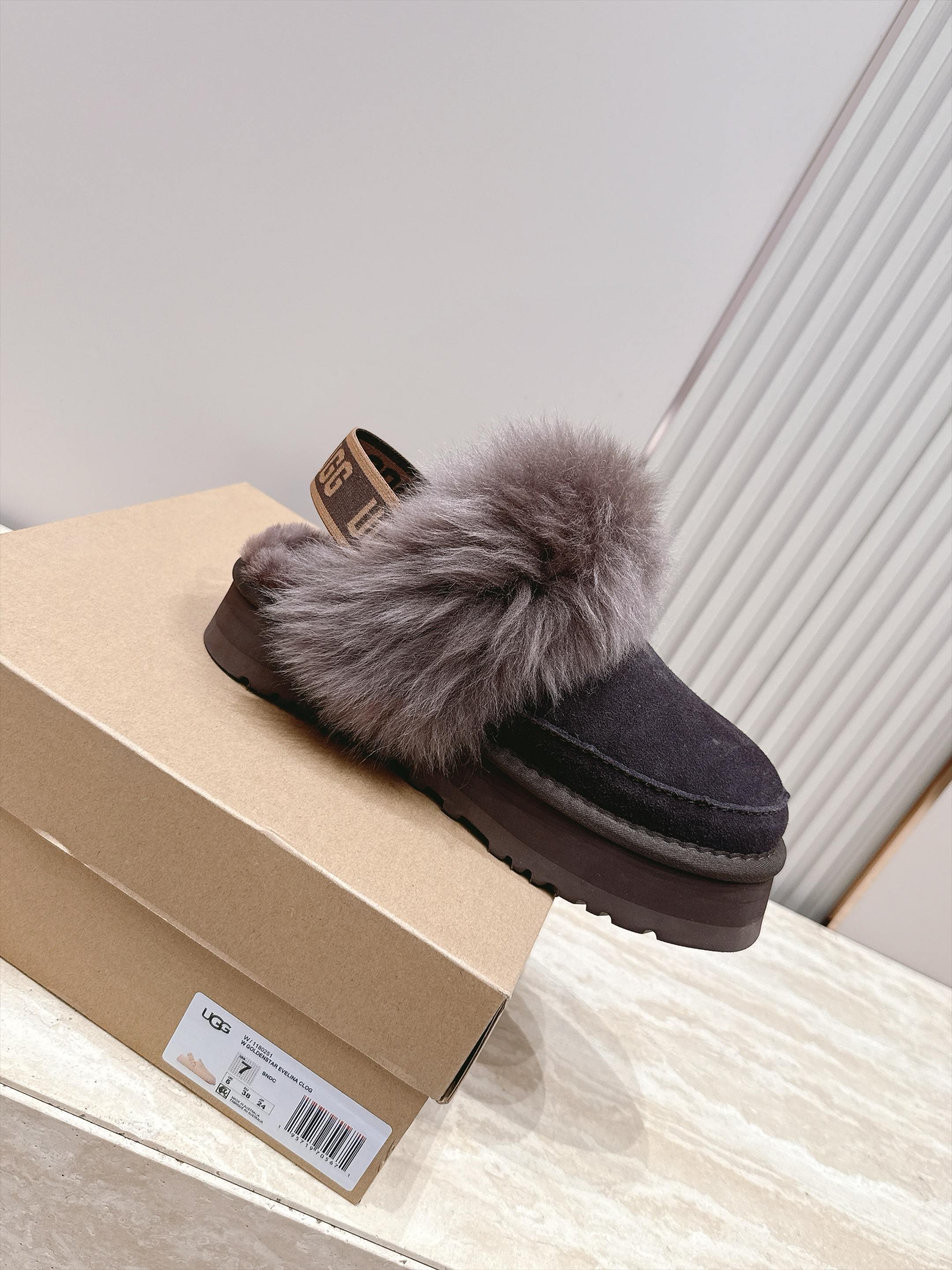 Ugg |迪斯科长毛后跟带款 秋冬懒人鞋天花板,氛围感直接拉满✨ ▪️鞋口一圈蓬松大毛边,毛毛丰盈软糯,上脚暖乎乎,视觉 Ugg |迪斯科长毛后跟带款 秋冬懒人鞋天花板,氛围感直接拉满✨ ▪️鞋口一圈蓬松大毛边,毛毛丰盈软糯,上脚暖乎乎,视觉