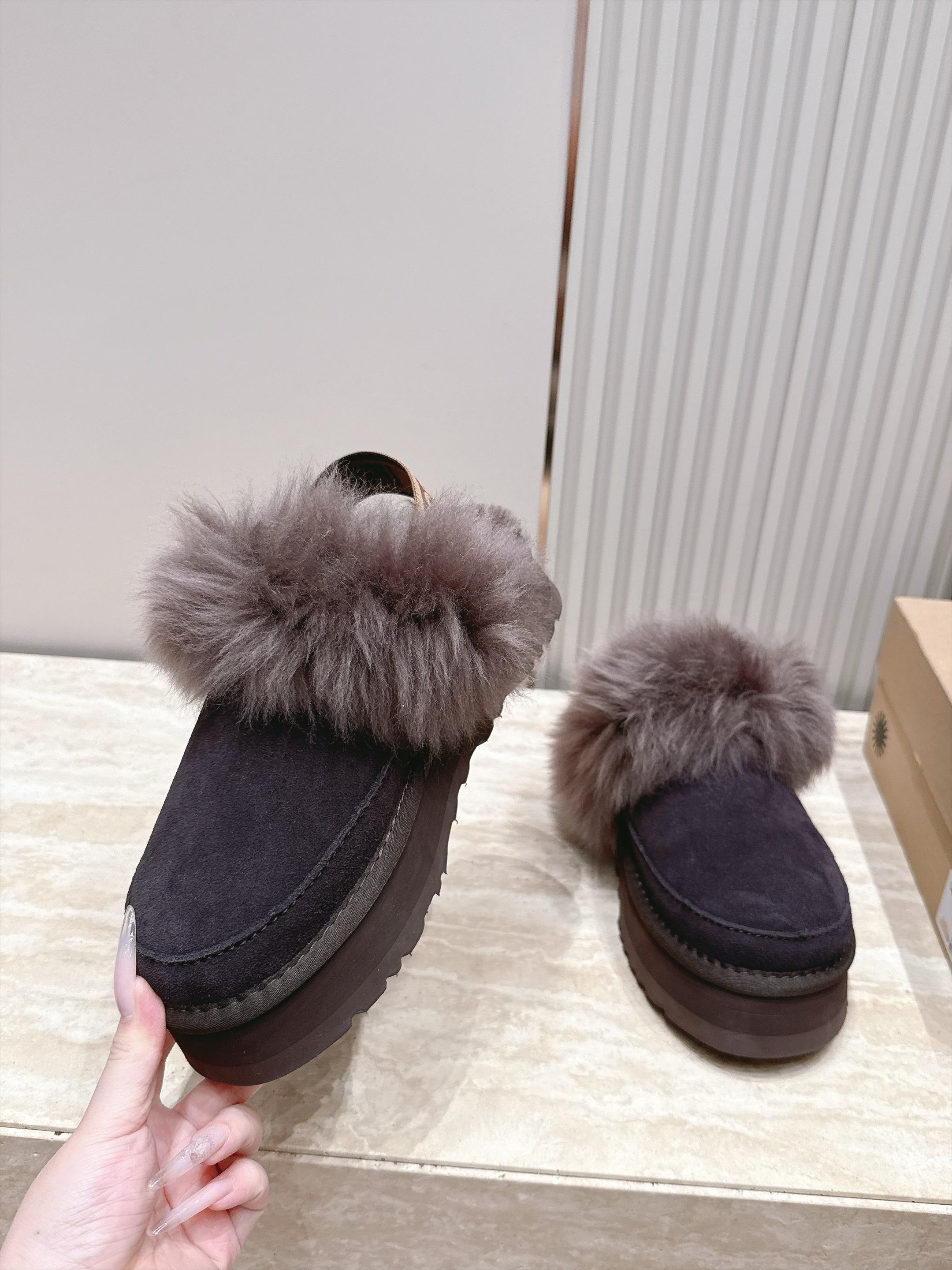 Ugg |迪斯科长毛后跟带款 秋冬懒人鞋天花板,氛围感直接拉满✨ ▪️鞋口一圈蓬松大毛边,毛毛丰盈软糯,上脚暖乎乎,视觉 Ugg |迪斯科长毛后跟带款 秋冬懒人鞋天花板,氛围感直接拉满✨ ▪️鞋口一圈蓬松大毛边,毛毛丰盈软糯,上脚暖乎乎,视觉