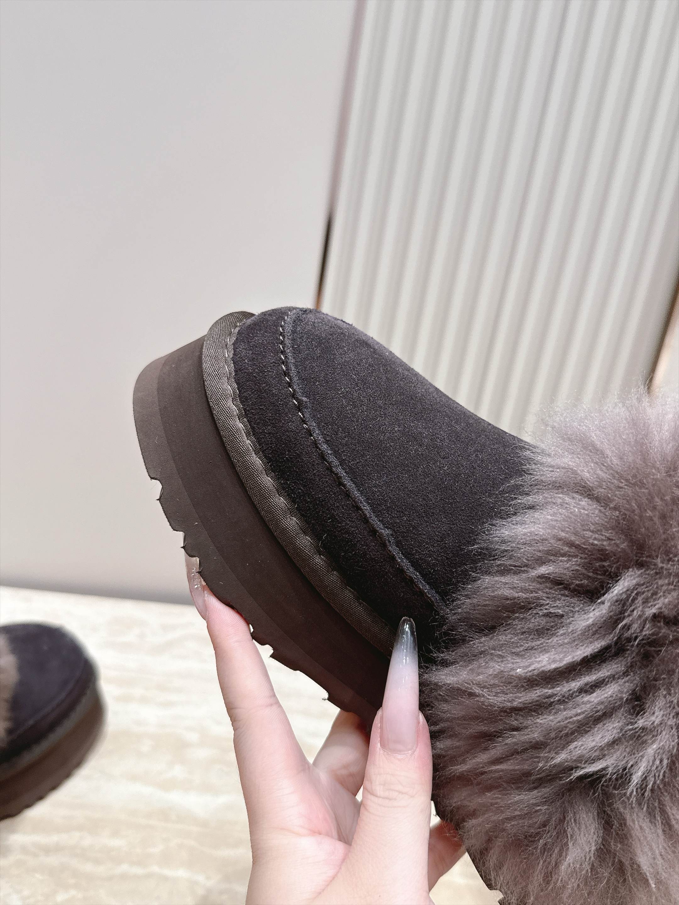 Ugg |迪斯科长毛后跟带款 秋冬懒人鞋天花板,氛围感直接拉满✨ ▪️鞋口一圈蓬松大毛边,毛毛丰盈软糯,上脚暖乎乎,视觉 Ugg |迪斯科长毛后跟带款 秋冬懒人鞋天花板,氛围感直接拉满✨ ▪️鞋口一圈蓬松大毛边,毛毛丰盈软糯,上脚暖乎乎,视觉