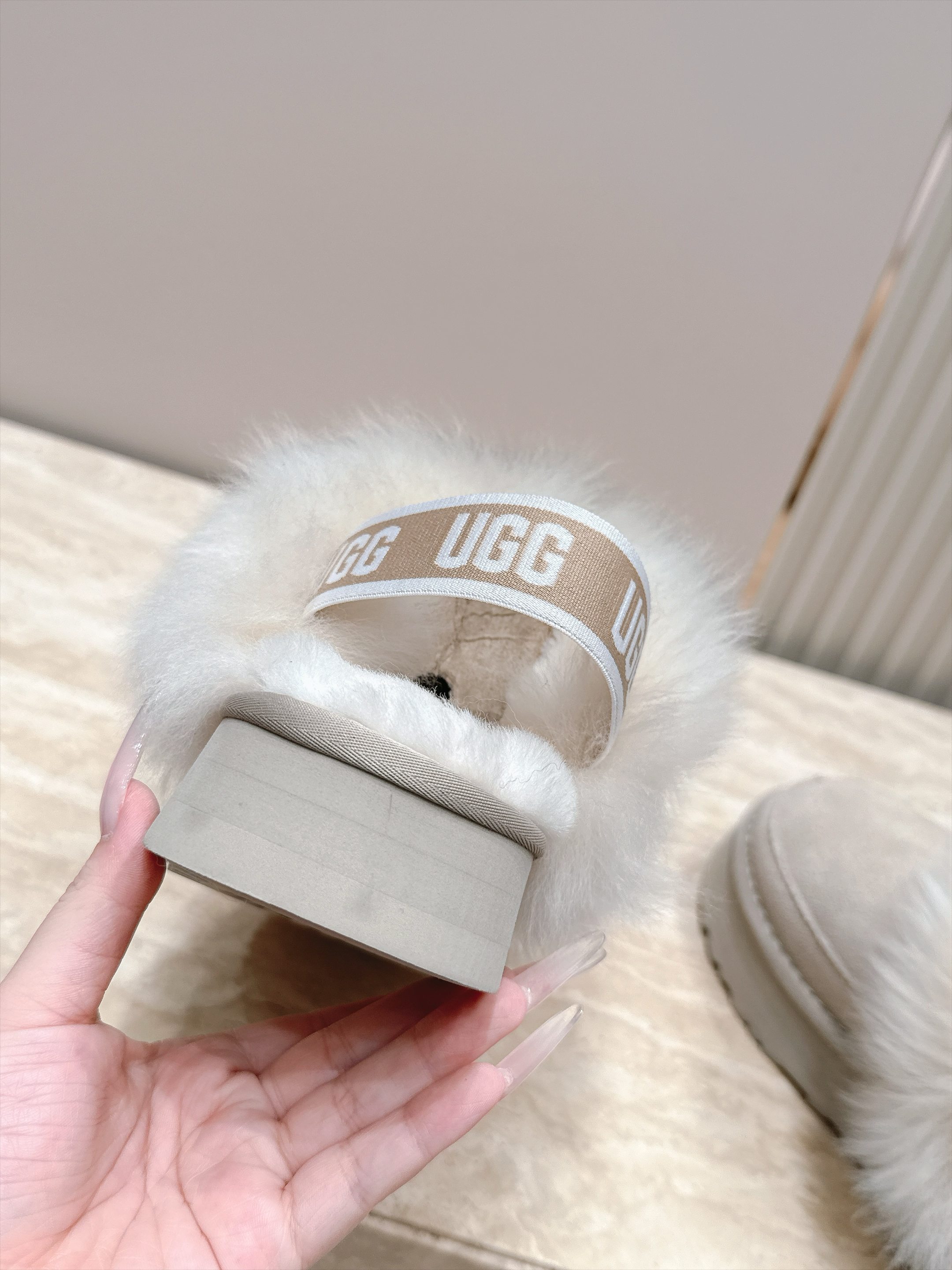 Ugg |迪斯科长毛后跟带款 秋冬懒人鞋天花板,氛围感直接拉满✨ ▪️鞋口一圈蓬松大毛边,毛毛丰盈软糯,上脚暖乎乎,视觉 Ugg |迪斯科长毛后跟带款 秋冬懒人鞋天花板,氛围感直接拉满✨ ▪️鞋口一圈蓬松大毛边,毛毛丰盈软糯,上脚暖乎乎,视觉
