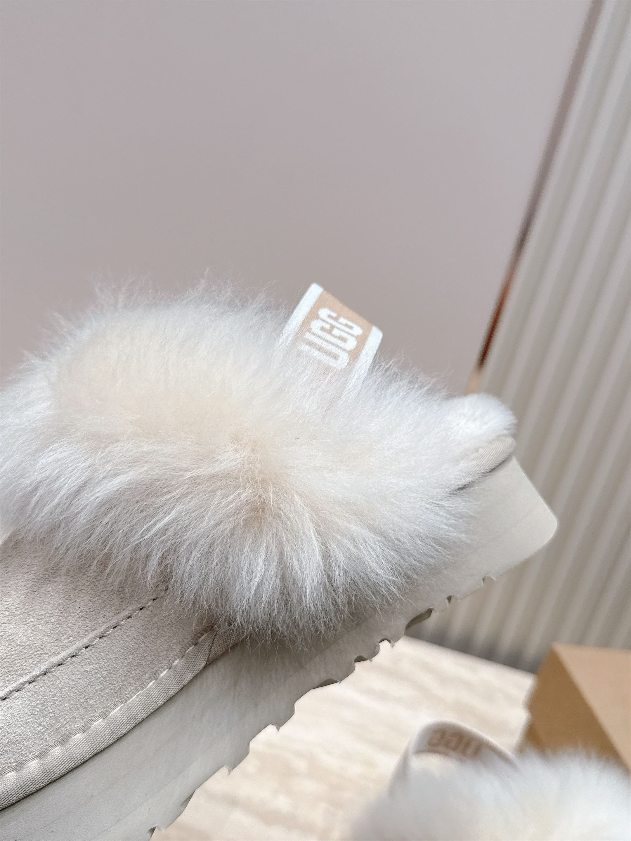 Ugg |迪斯科长毛后跟带款 秋冬懒人鞋天花板,氛围感直接拉满✨ ▪️鞋口一圈蓬松大毛边,毛毛丰盈软糯,上脚暖乎乎,视觉 Ugg |迪斯科长毛后跟带款 秋冬懒人鞋天花板,氛围感直接拉满✨ ▪️鞋口一圈蓬松大毛边,毛毛丰盈软糯,上脚暖乎乎,视觉