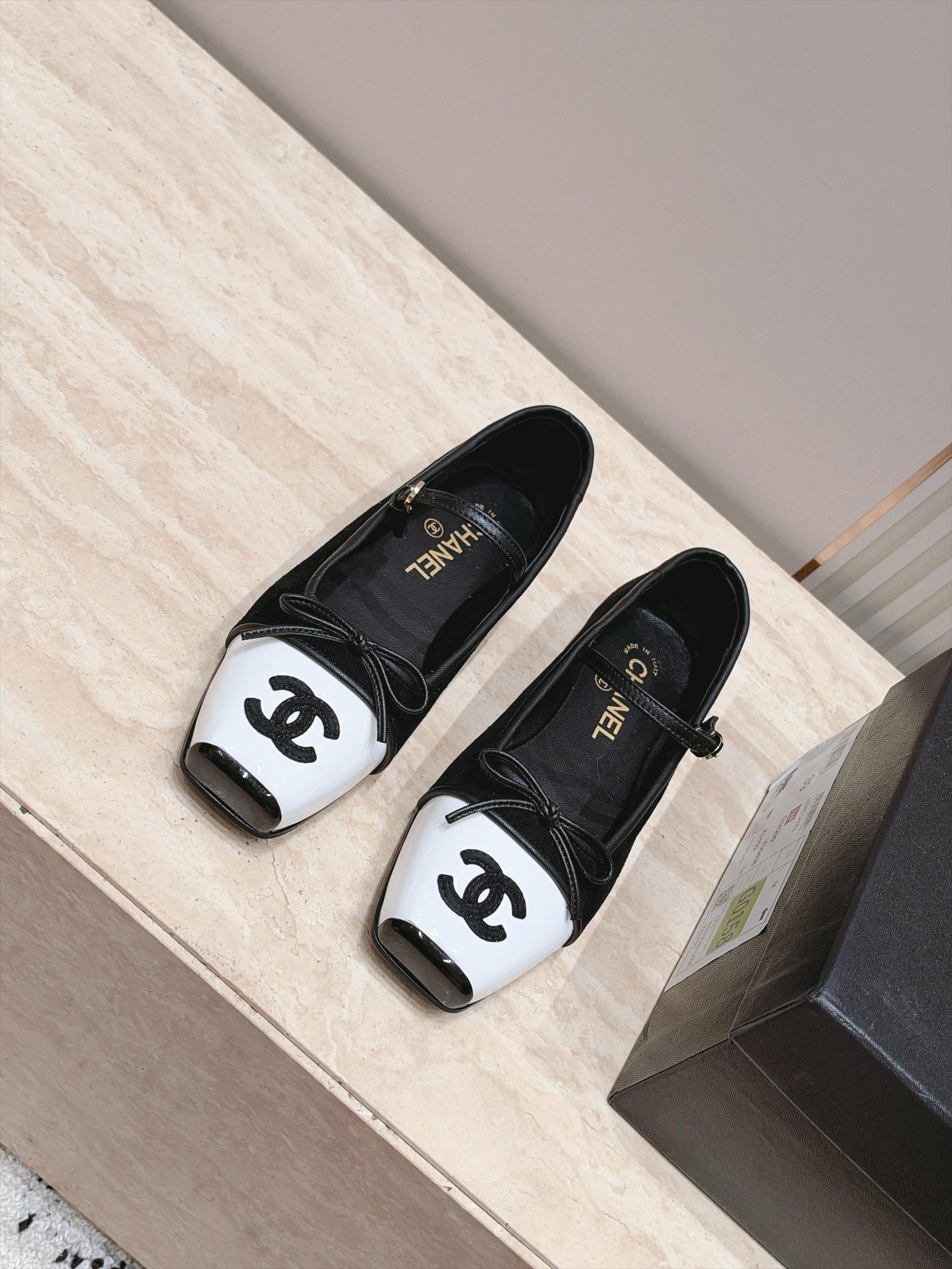 CHANEL 香奈儿26K新品双C拼色方头平底玛丽珍鞋单鞋 法式复古氛围感拉满 经典拼色方头版型超显脚瘦 一字带衬得脚 CHANEL 香奈儿26K新品双C拼色方头平底玛丽珍鞋单鞋 法式复古氛围感拉满 经典拼色方头版型超显脚瘦 一字带衬得脚