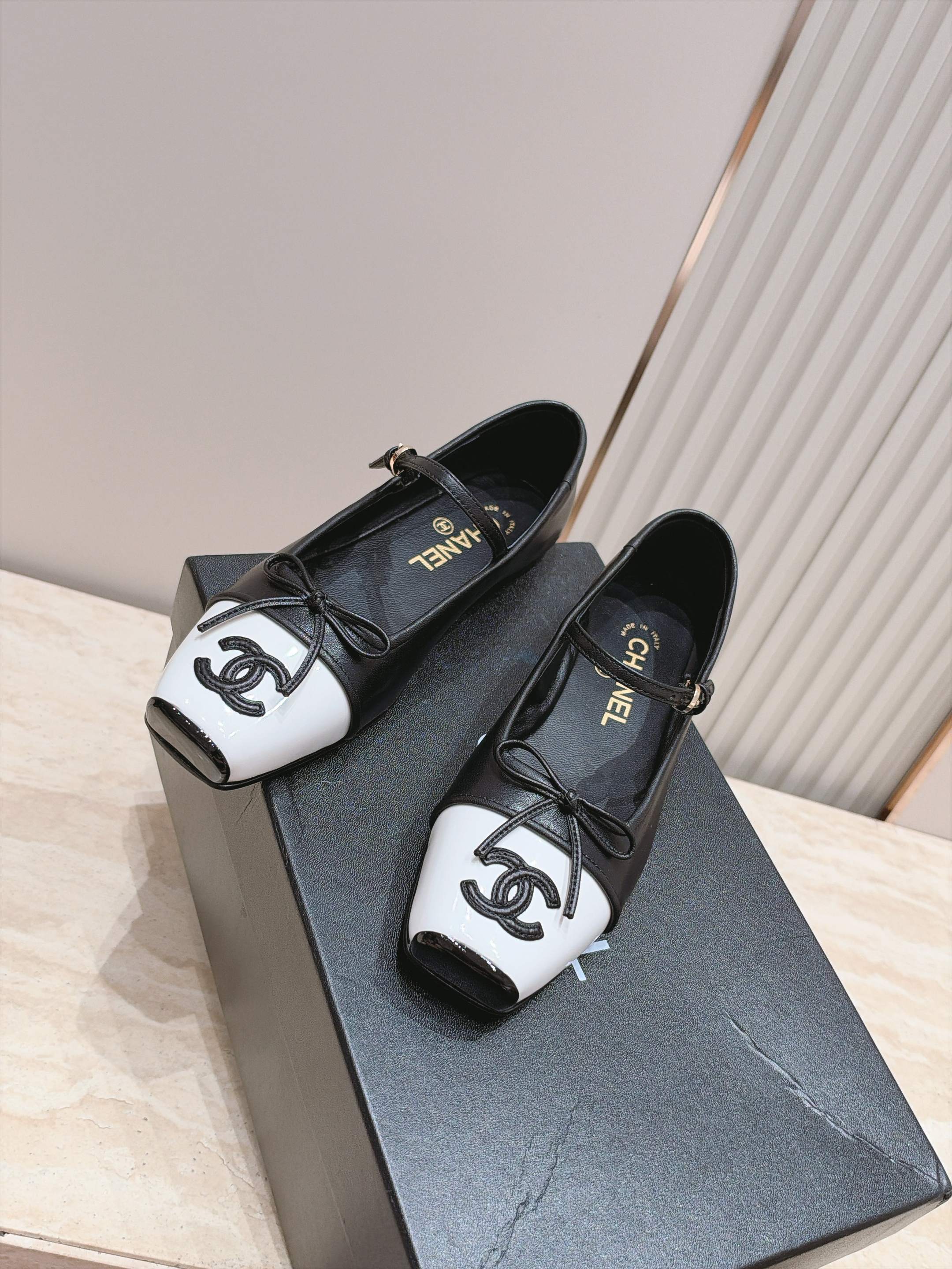 CHANEL 香奈儿26K新品双C拼色方头平底玛丽珍鞋单鞋 法式复古氛围感拉满 经典拼色方头版型超显脚瘦 一字带衬得脚 CHANEL 香奈儿26K新品双C拼色方头平底玛丽珍鞋单鞋 法式复古氛围感拉满 经典拼色方头版型超显脚瘦 一字带衬得脚