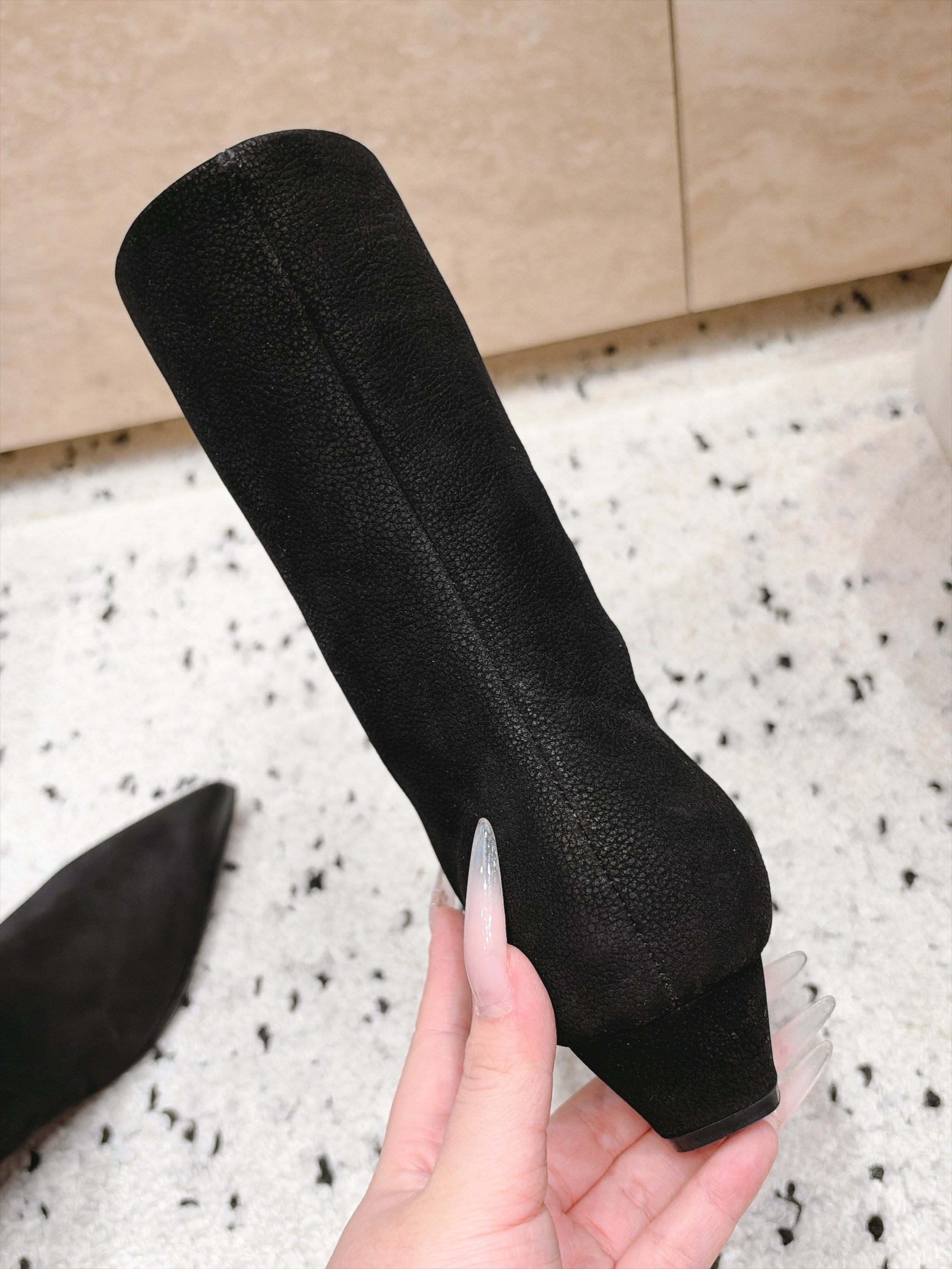 Prada 普拉达 26/秋冬新款 猫跟尖头中筒靴 长靴 这是 Prada 猫跟尖头中筒靴,黑色反绒皮(牛反绒)鞋面, Prada 普拉达 26/秋冬新款 猫跟尖头中筒靴 长靴 这是 Prada 猫跟尖头中筒靴,黑色反绒皮(牛反绒)鞋面,